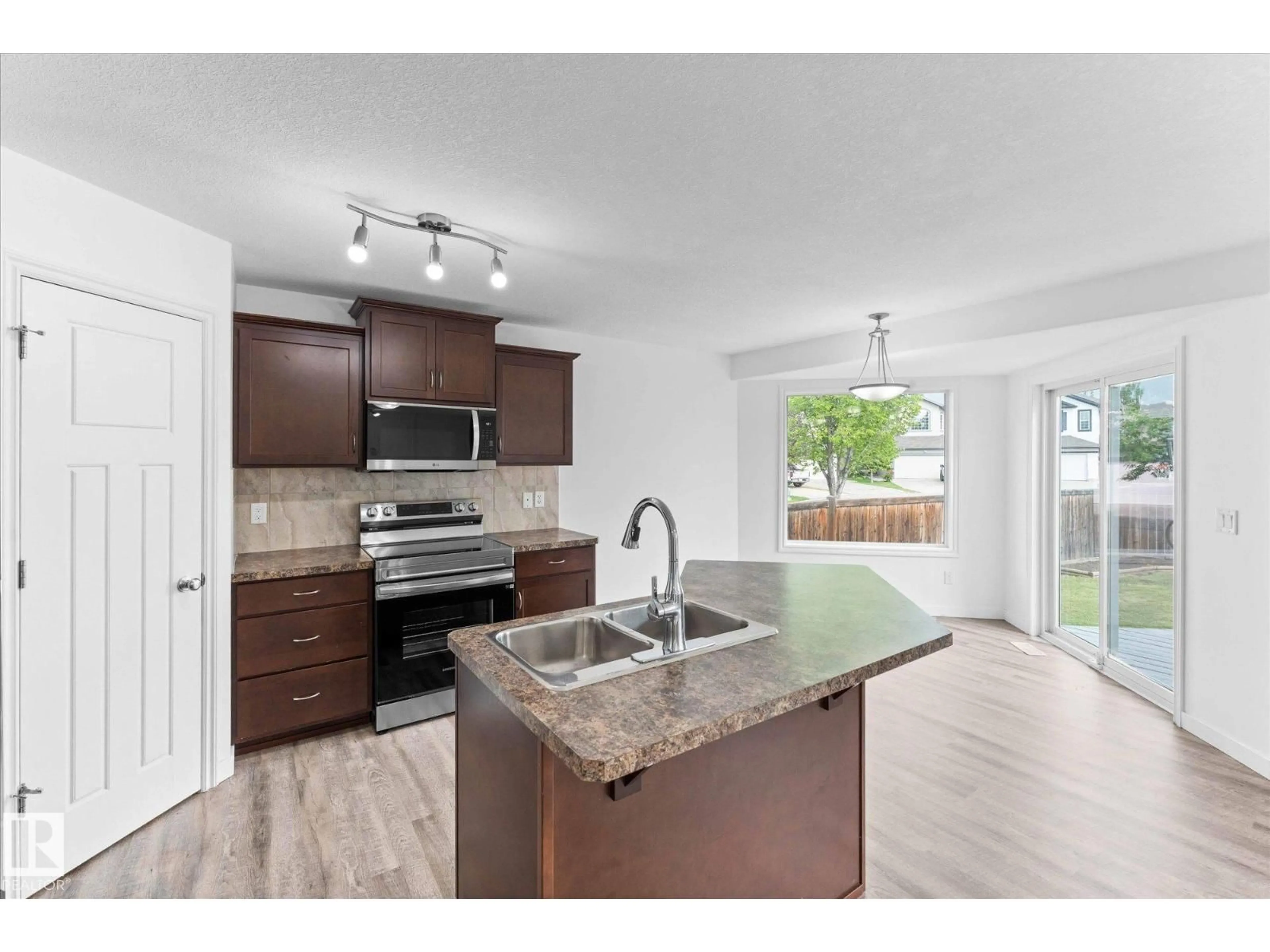 Open concept kitchen, unknown for 1 RIDGELAND WY, Fort Saskatchewan Alberta T8L0E7