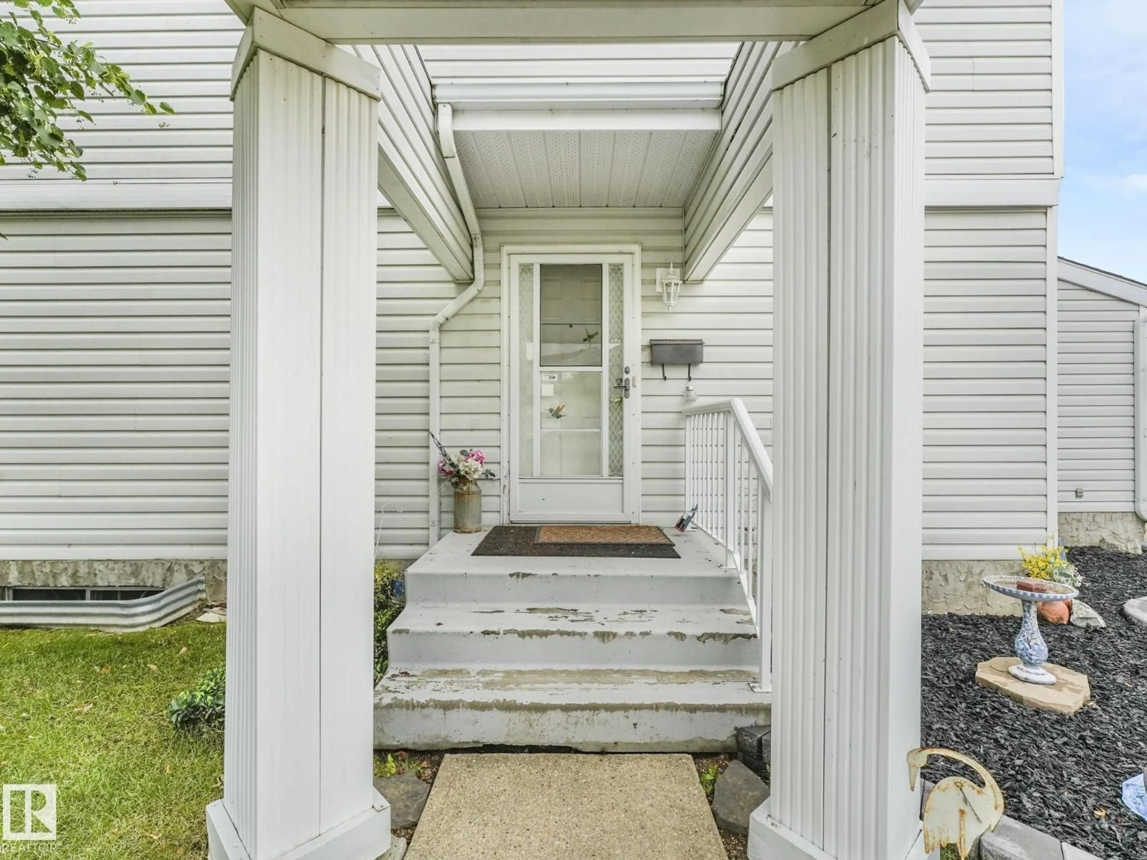 Indoor entryway for #37 - 2911 36 ST, Edmonton Alberta T6L6K4