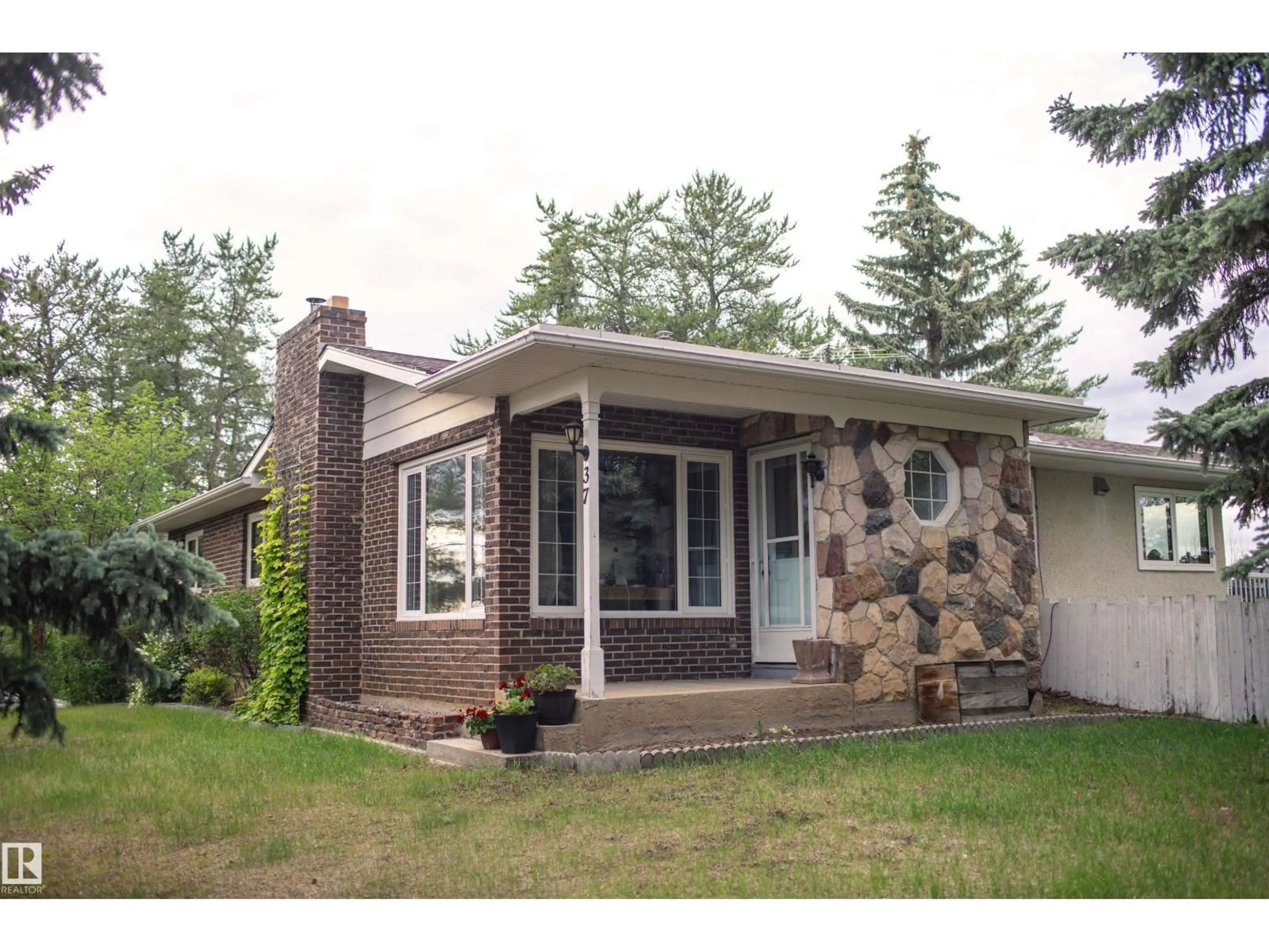 Home with vinyl exterior material, street for 37 - 55305 RGE ROAD 242, Rural Sturgeon County Alberta T8T1Y1
