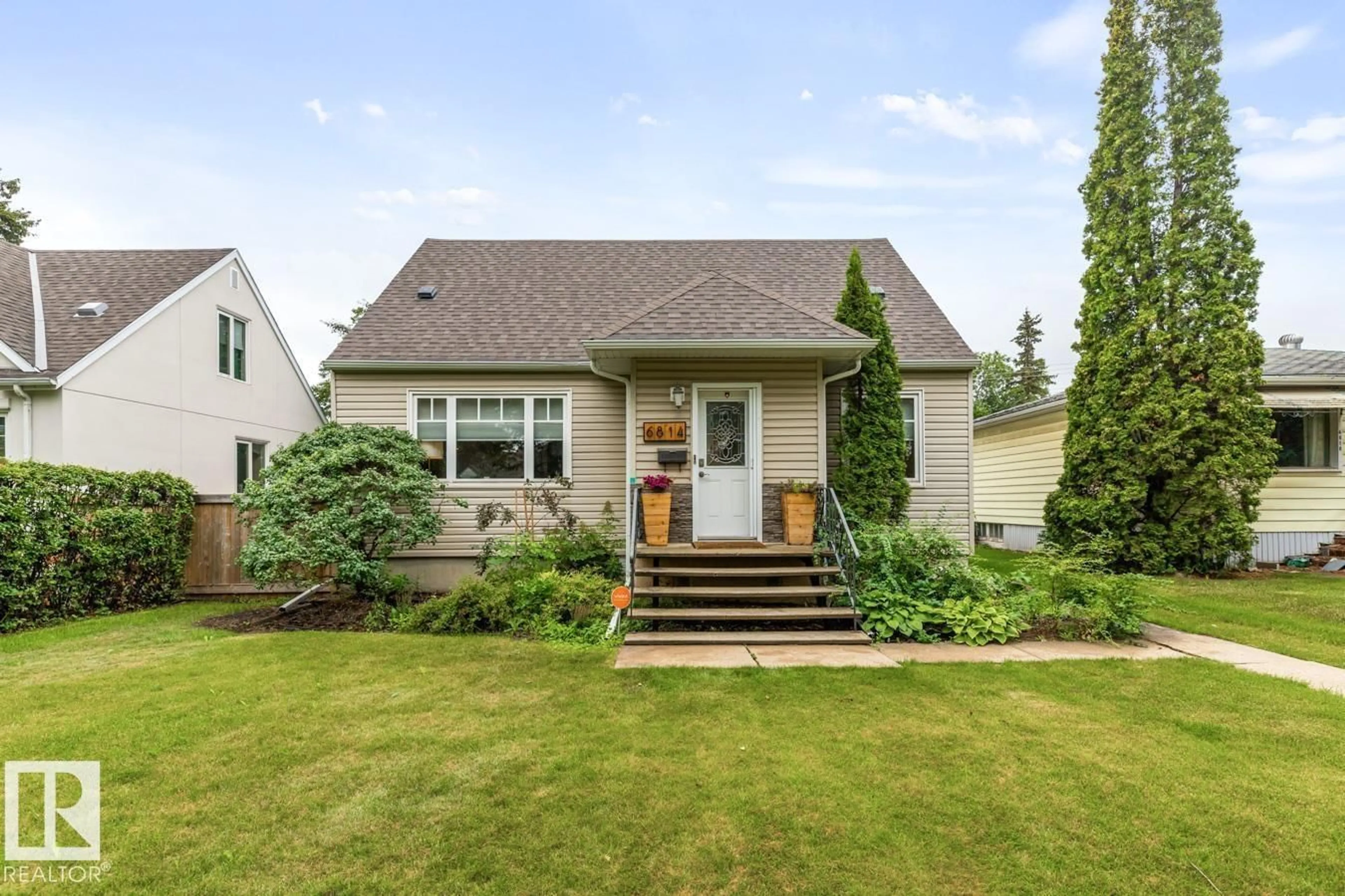 Home with vinyl exterior material, street for 6814 112A ST, Edmonton Alberta T6H3K6