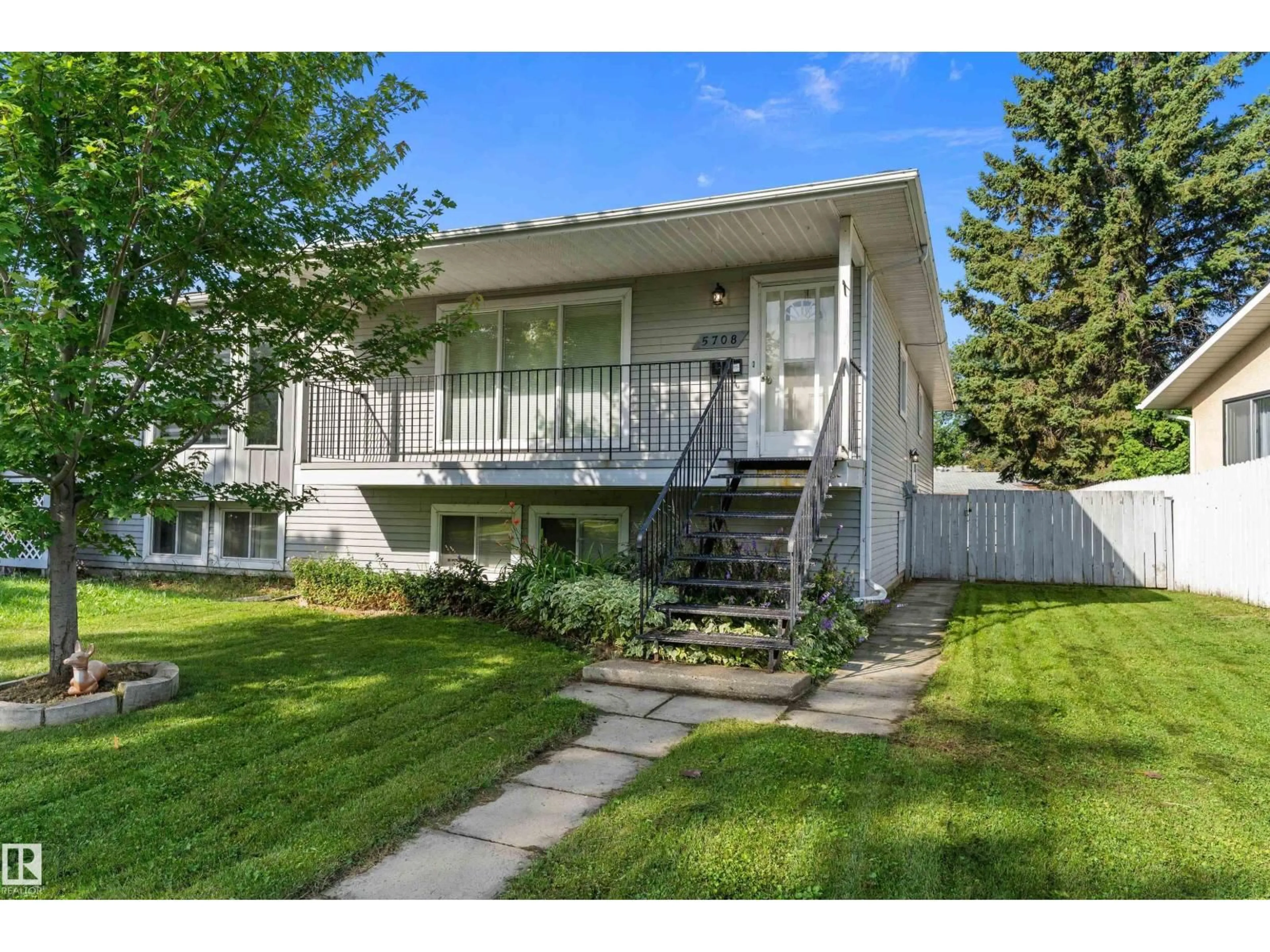 Home with vinyl exterior material, street for 5708 52 ST, Wetaskiwin Alberta T9A2W6