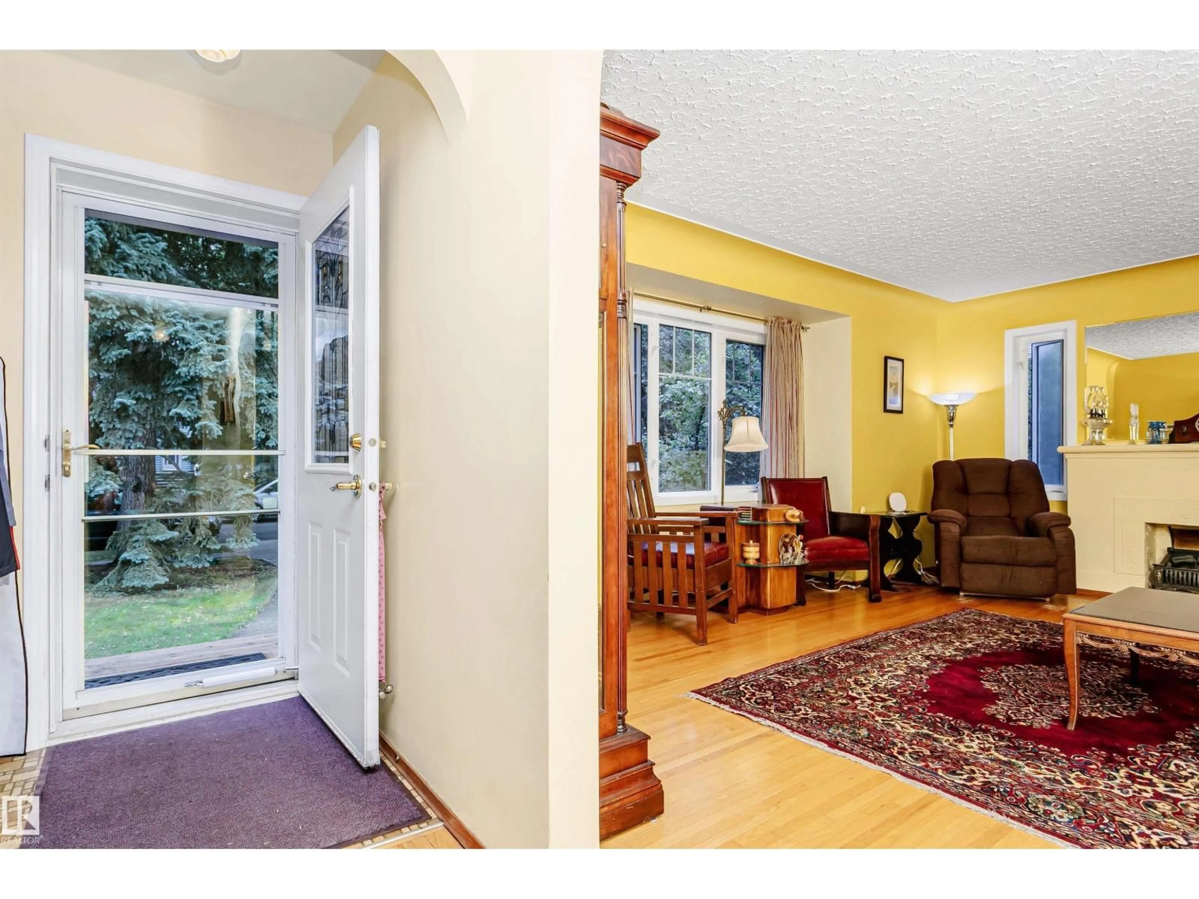 Indoor entryway for 11216 70 AV, Edmonton Alberta T6H2H1