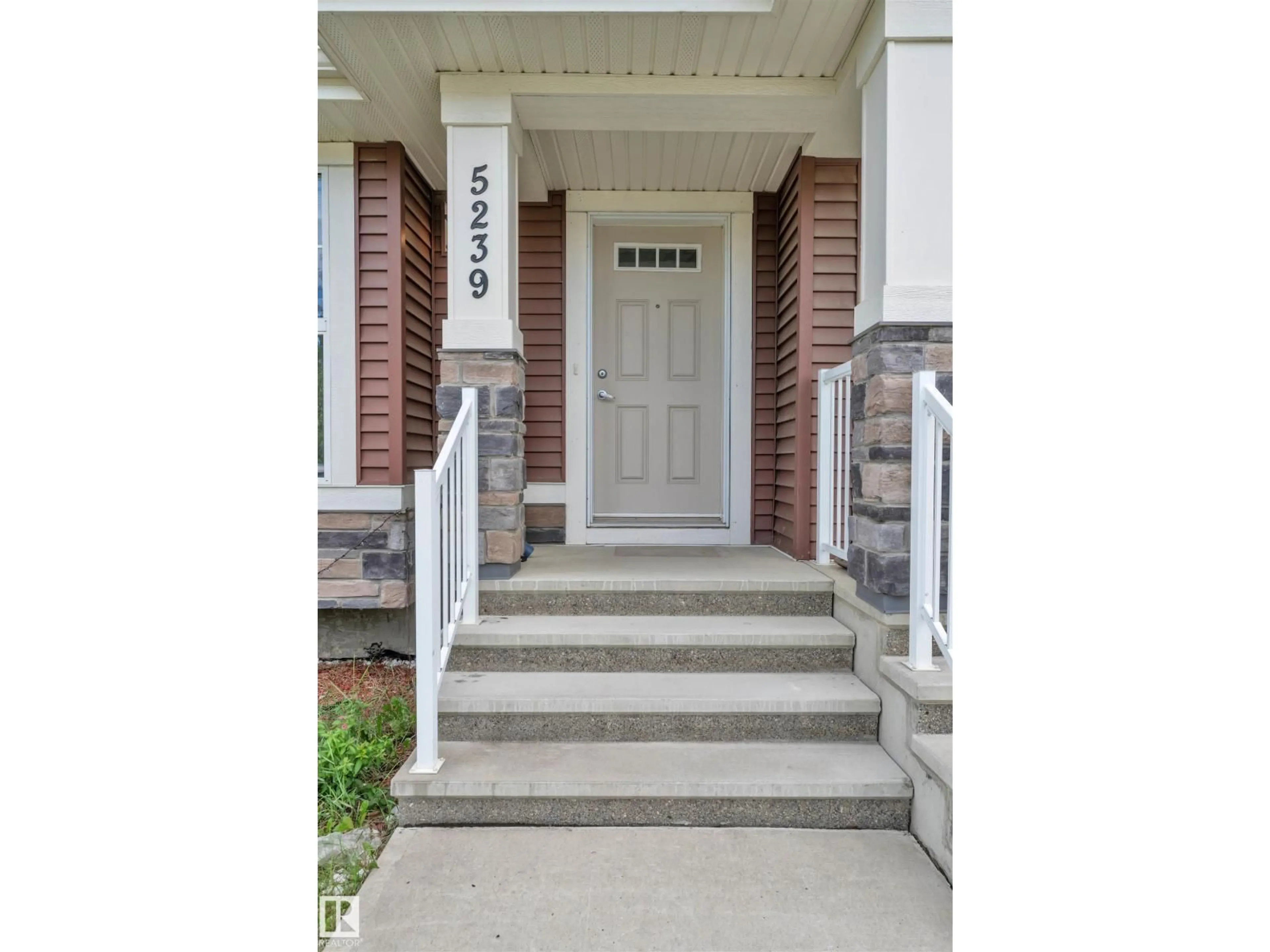 Indoor entryway for 5239 20 AV, Edmonton Alberta T6X1V5