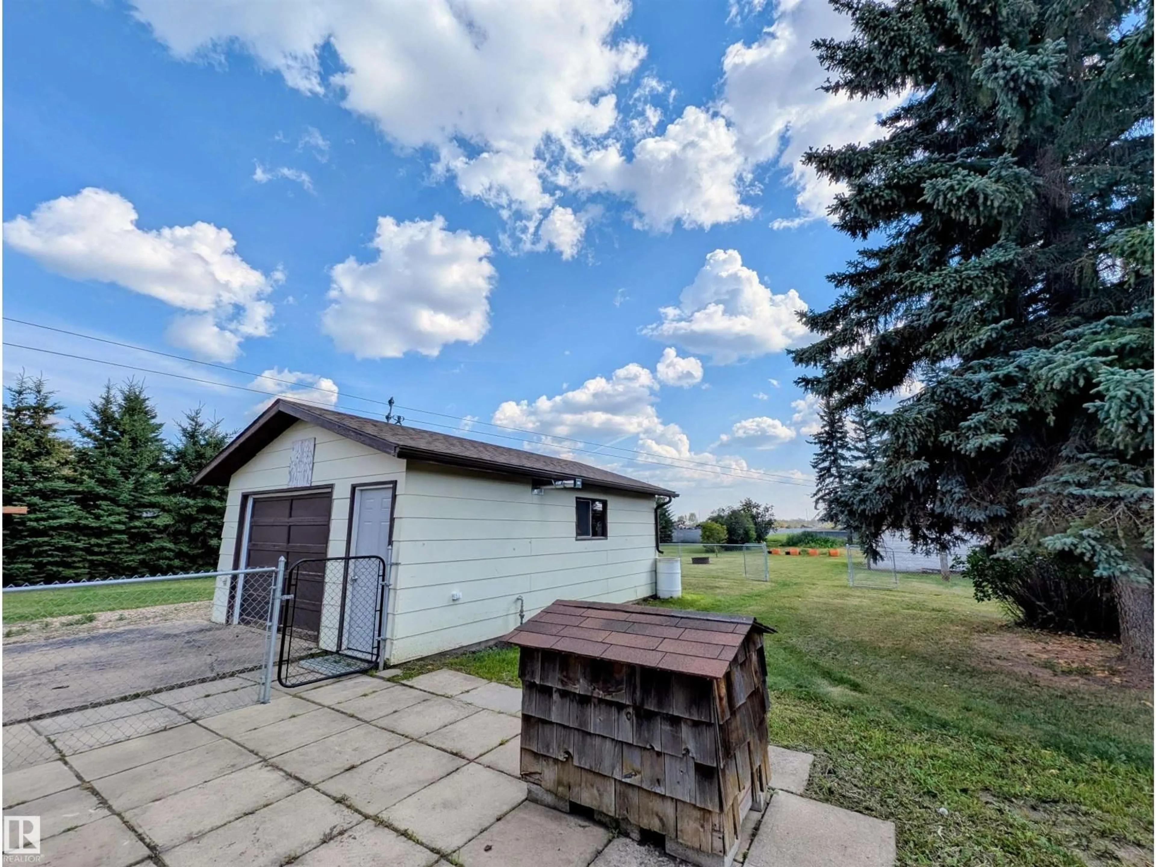 A pic from outside/outdoor area/front of a property/back of a property/a pic from drone, water/lake/river/ocean view for 5027 49 AV, Vilna Alberta T0A3L0