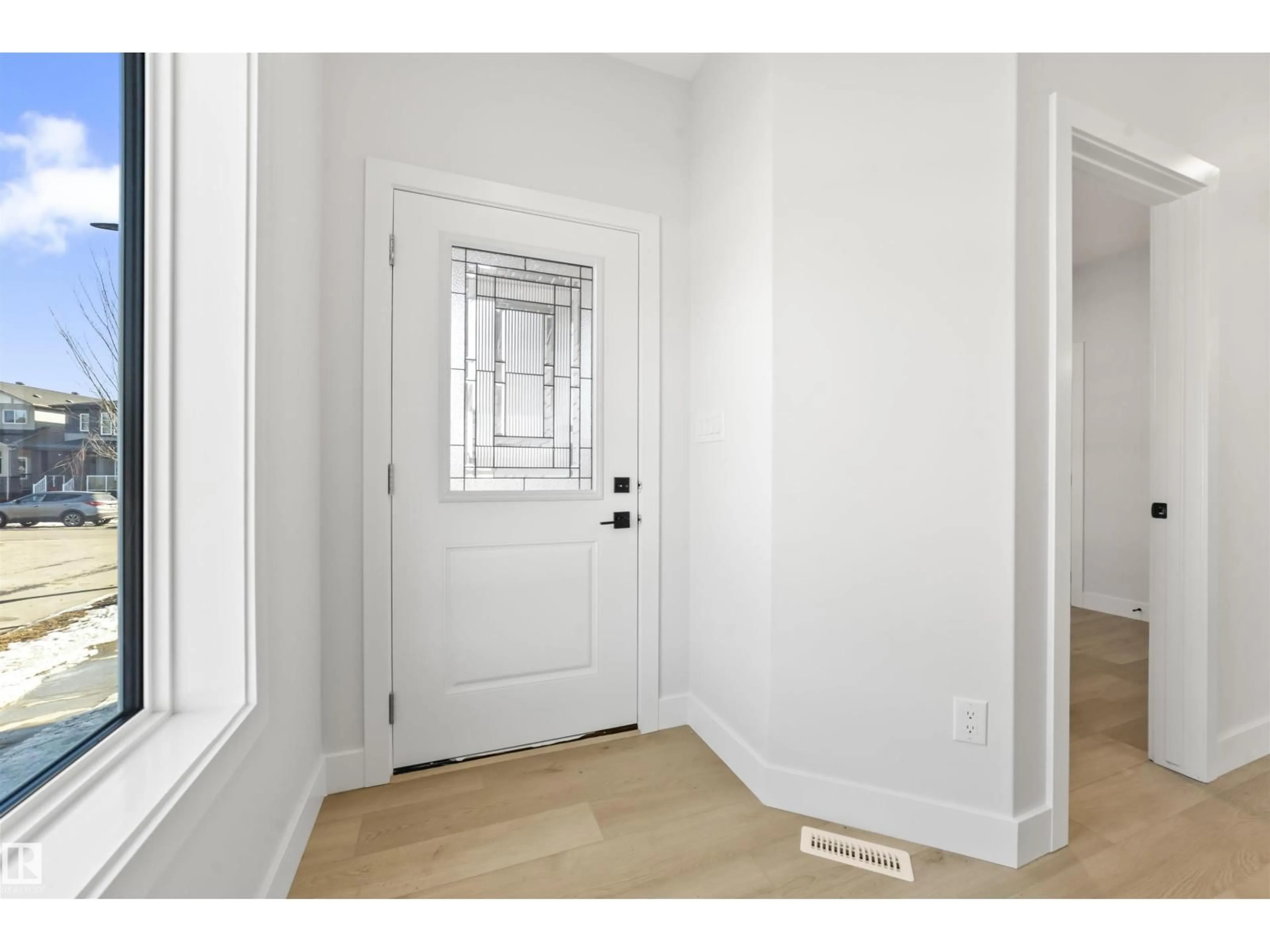 Indoor entryway for 204 CAVANAGH COMMON, Edmonton Alberta T6W4H4