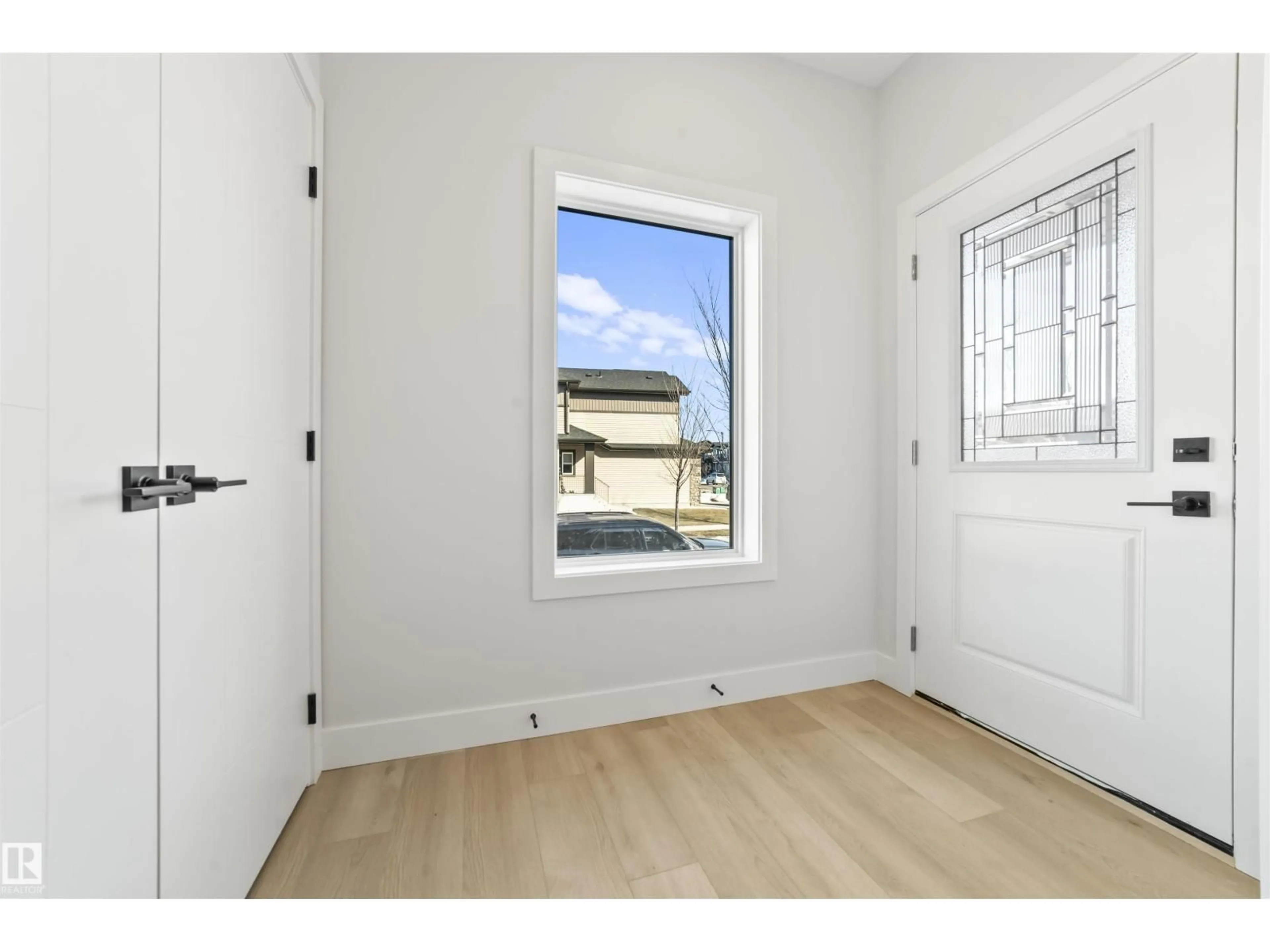 Indoor entryway for 204 CAVANAGH COMMON, Edmonton Alberta T6W4H4