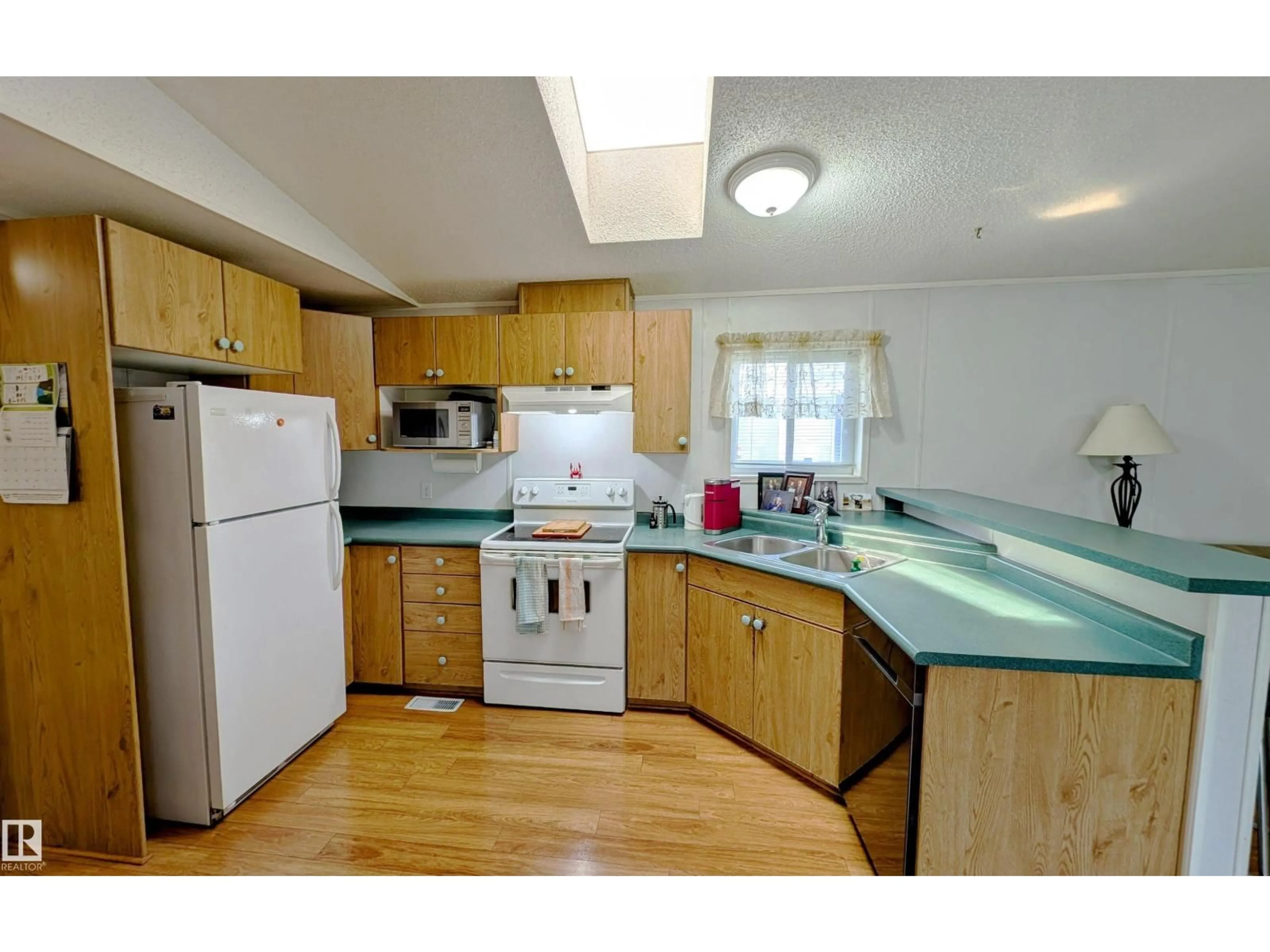 Standard kitchen, wood/laminate floor for 1540 JUBILEE WD, Sherwood Park Alberta T8H1V2
