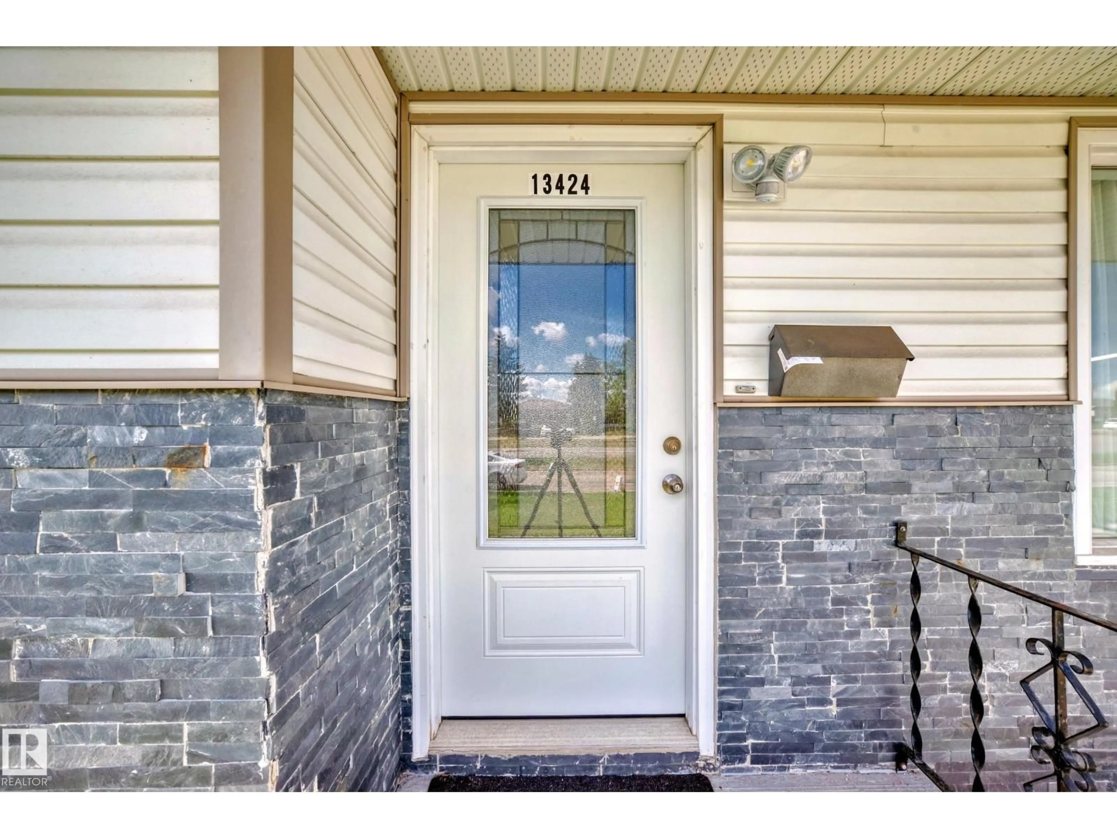 Indoor entryway for 13424 82 ST, Edmonton Alberta T5E2V2