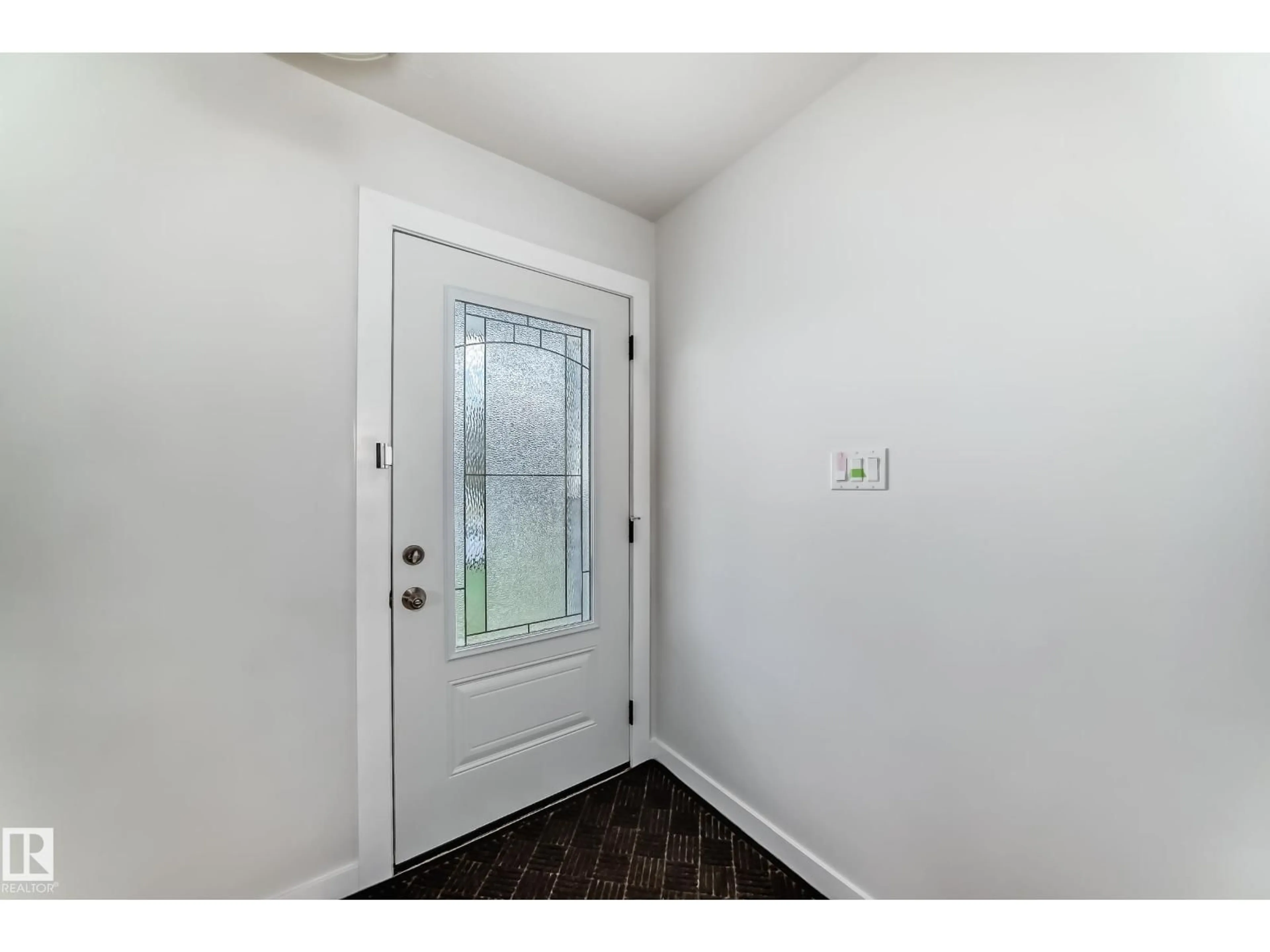 Indoor entryway for 13424 82 ST, Edmonton Alberta T5E2V2