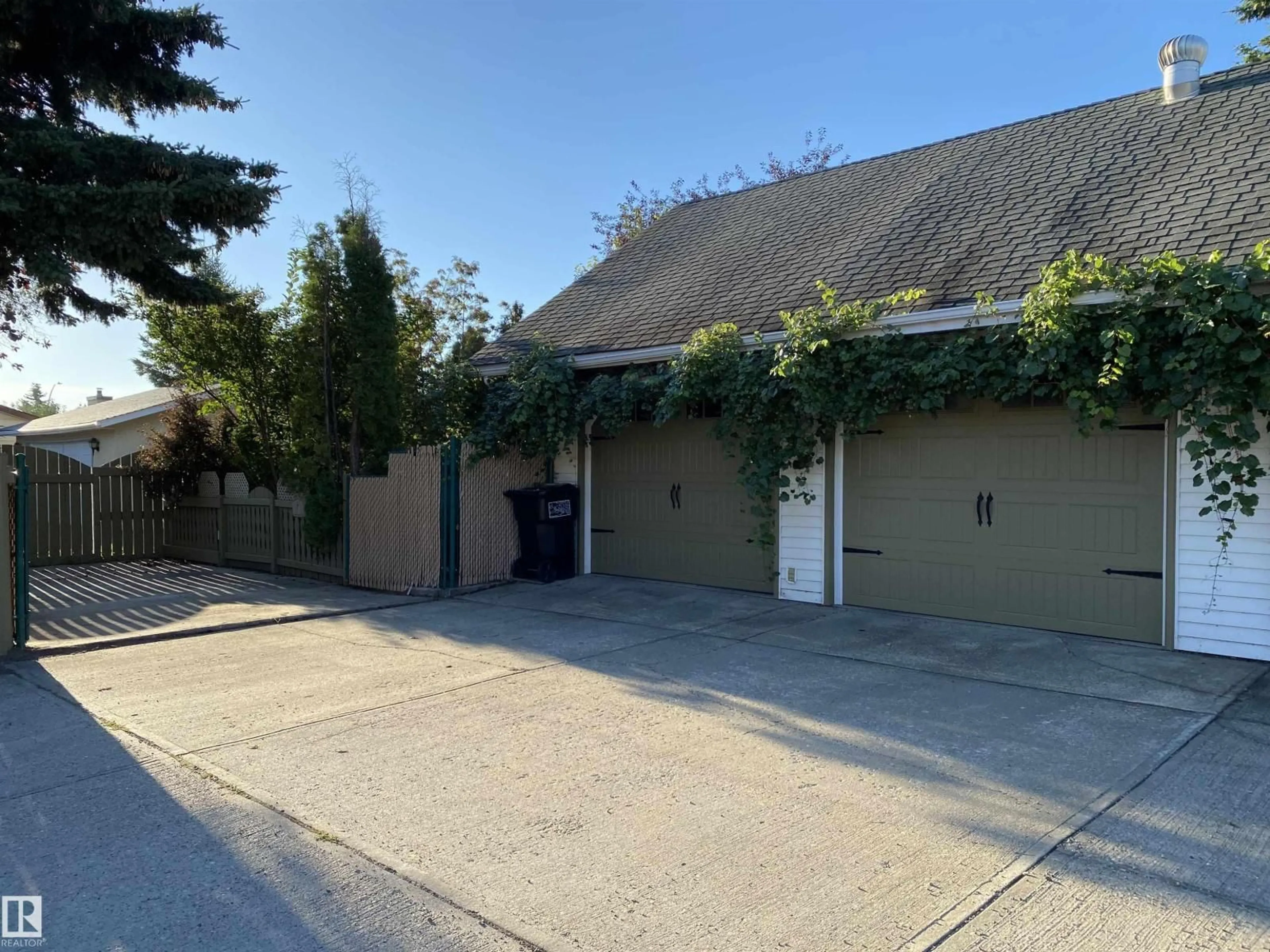 A pic from outside/outdoor area/front of a property/back of a property/a pic from drone, street for 18516 97A AV, Edmonton Alberta T5T3J4