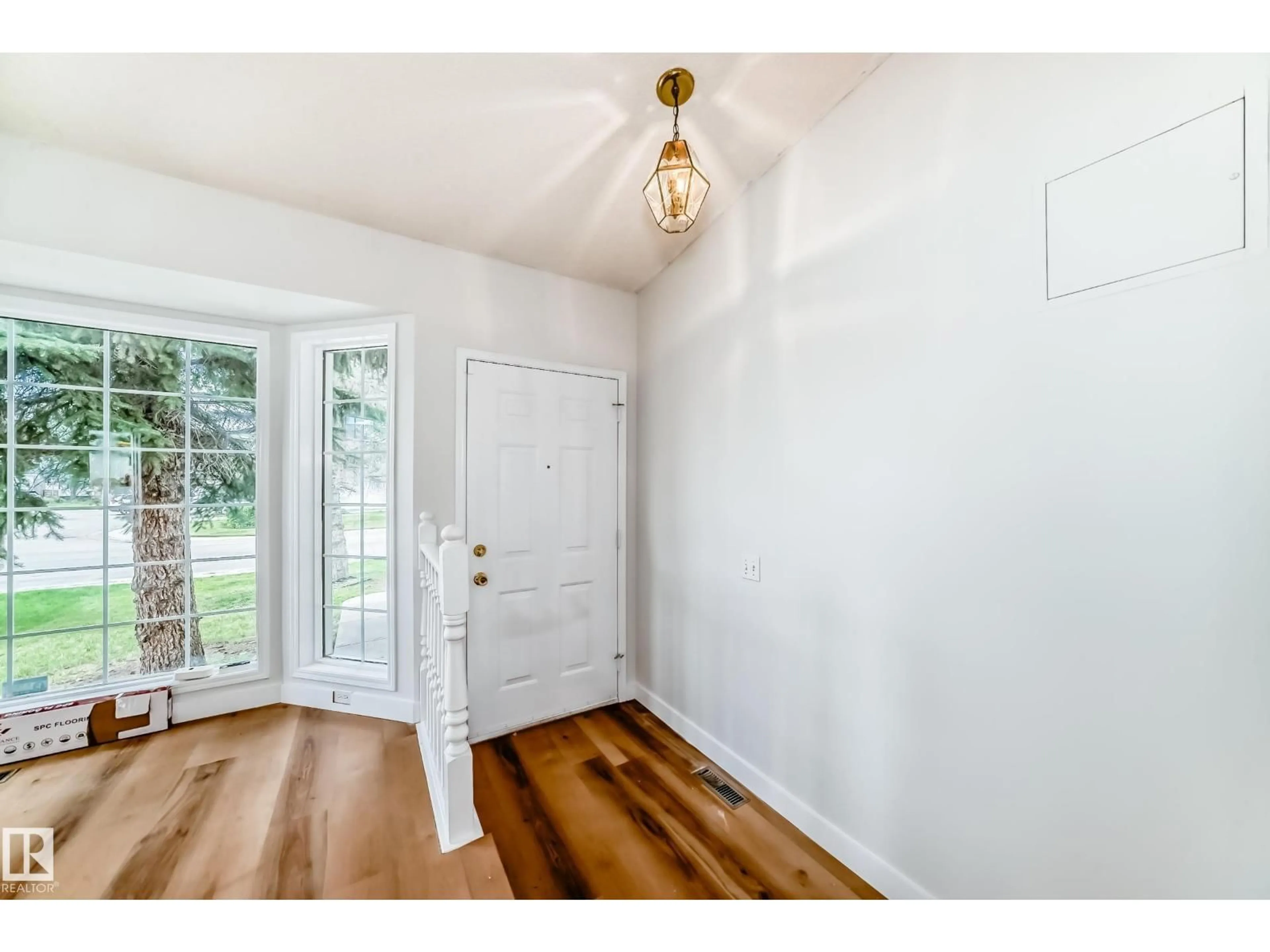 Indoor entryway for 1141 60 ST, Edmonton Alberta T6L6R4