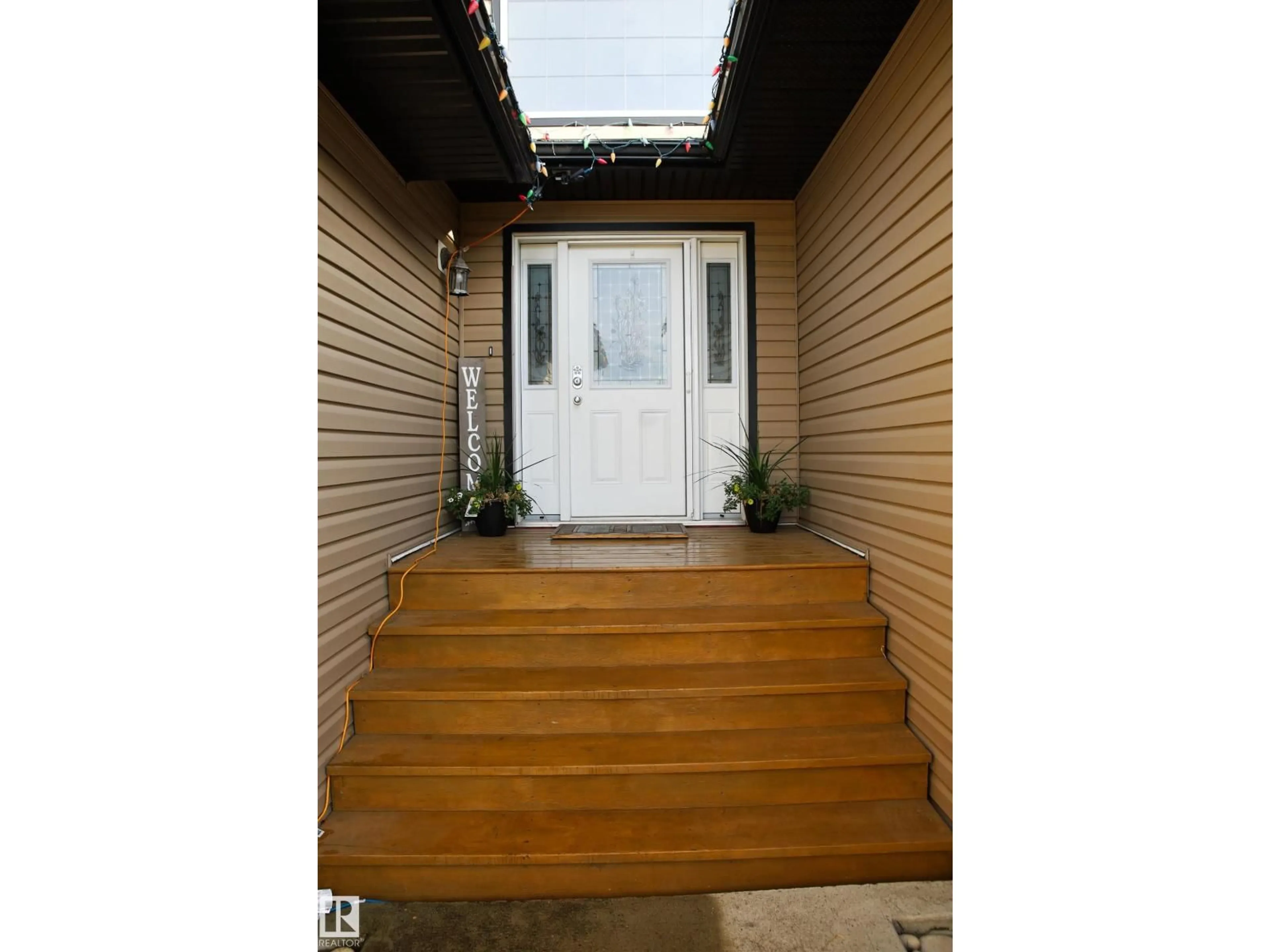 Indoor entryway for 9221 91 AVENUE, Lac La Biche Alberta T0A2C0
