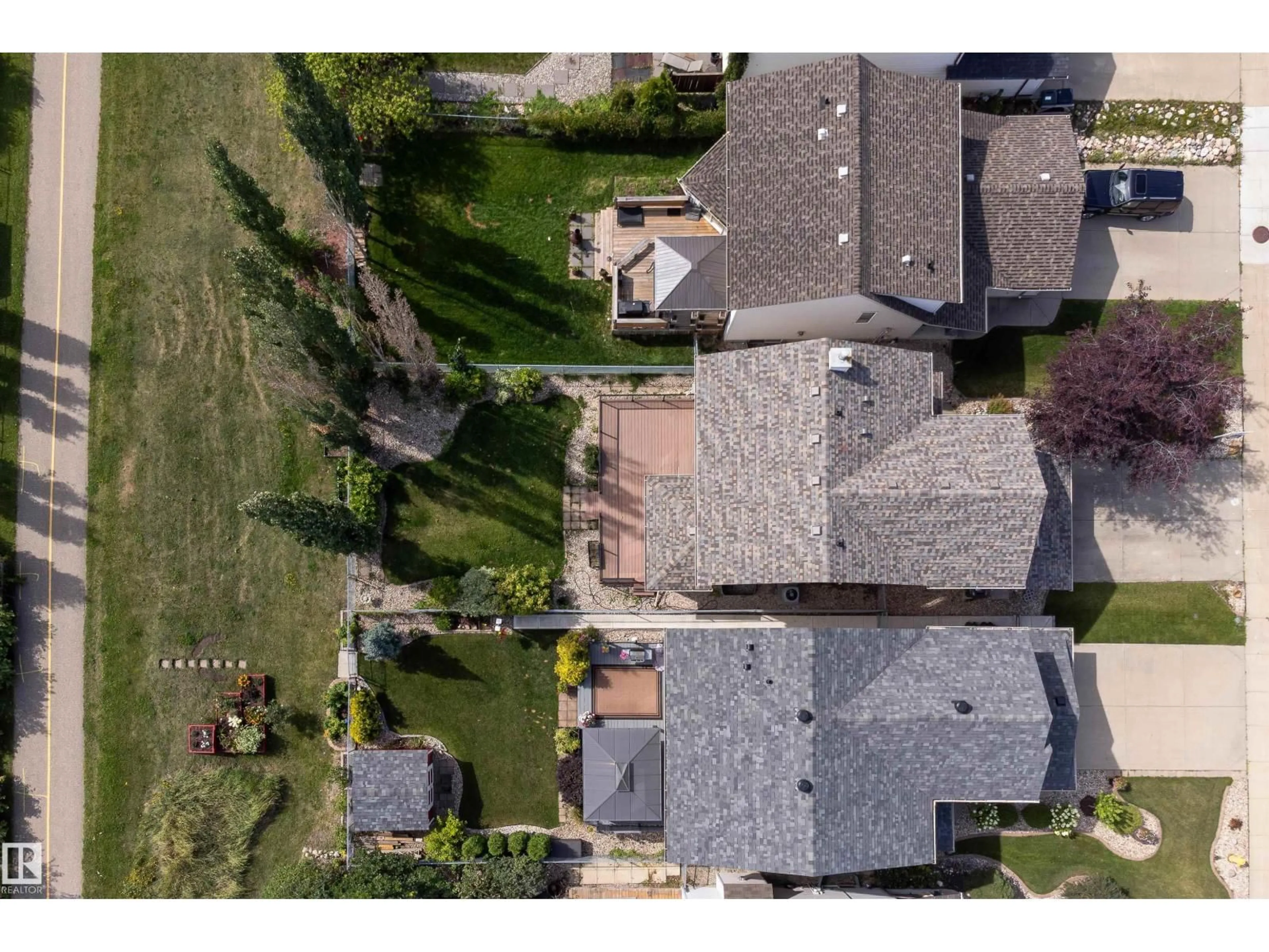 A pic from outside/outdoor area/front of a property/back of a property/a pic from drone, street for 217 CORNWALL RD, Sherwood Park Alberta T8H2L8