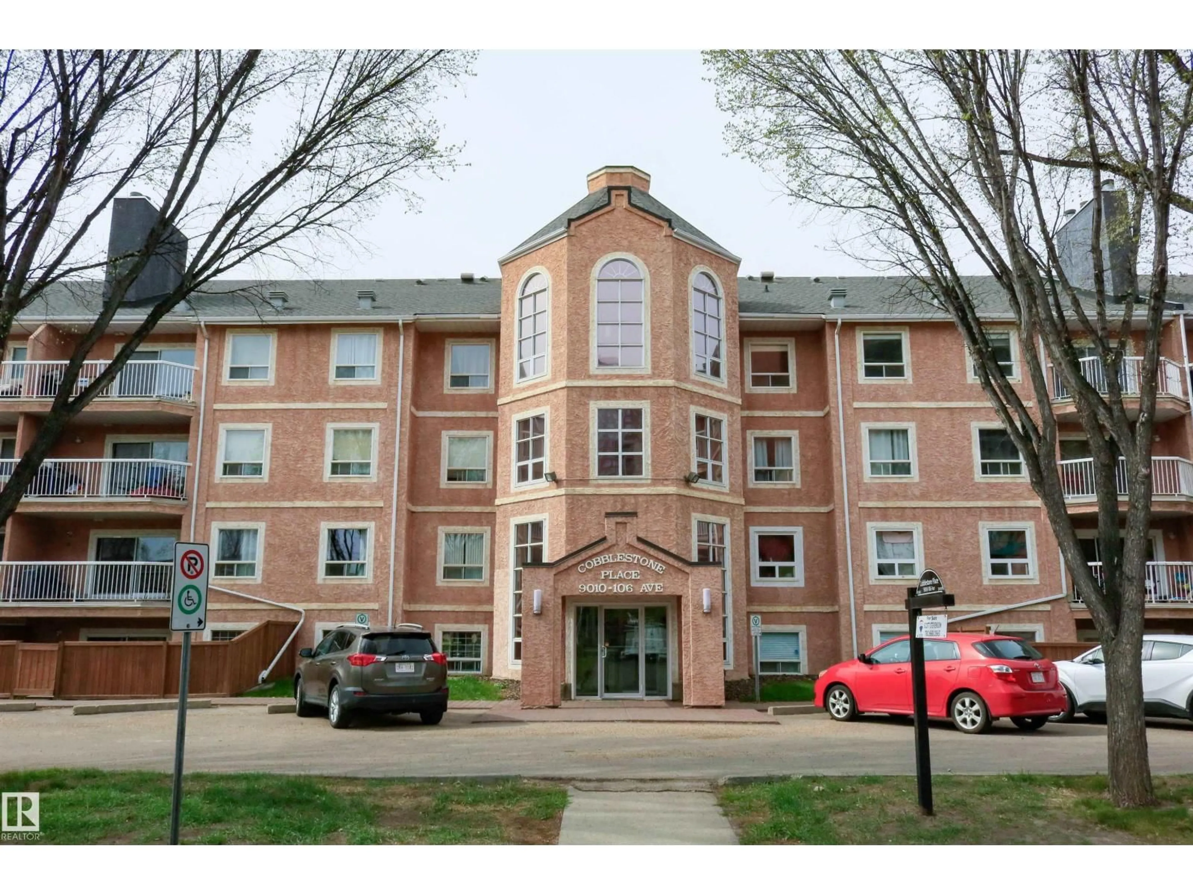 Indoor foyer for 9010 - 316 106 AV, Edmonton Alberta T5H4K3
