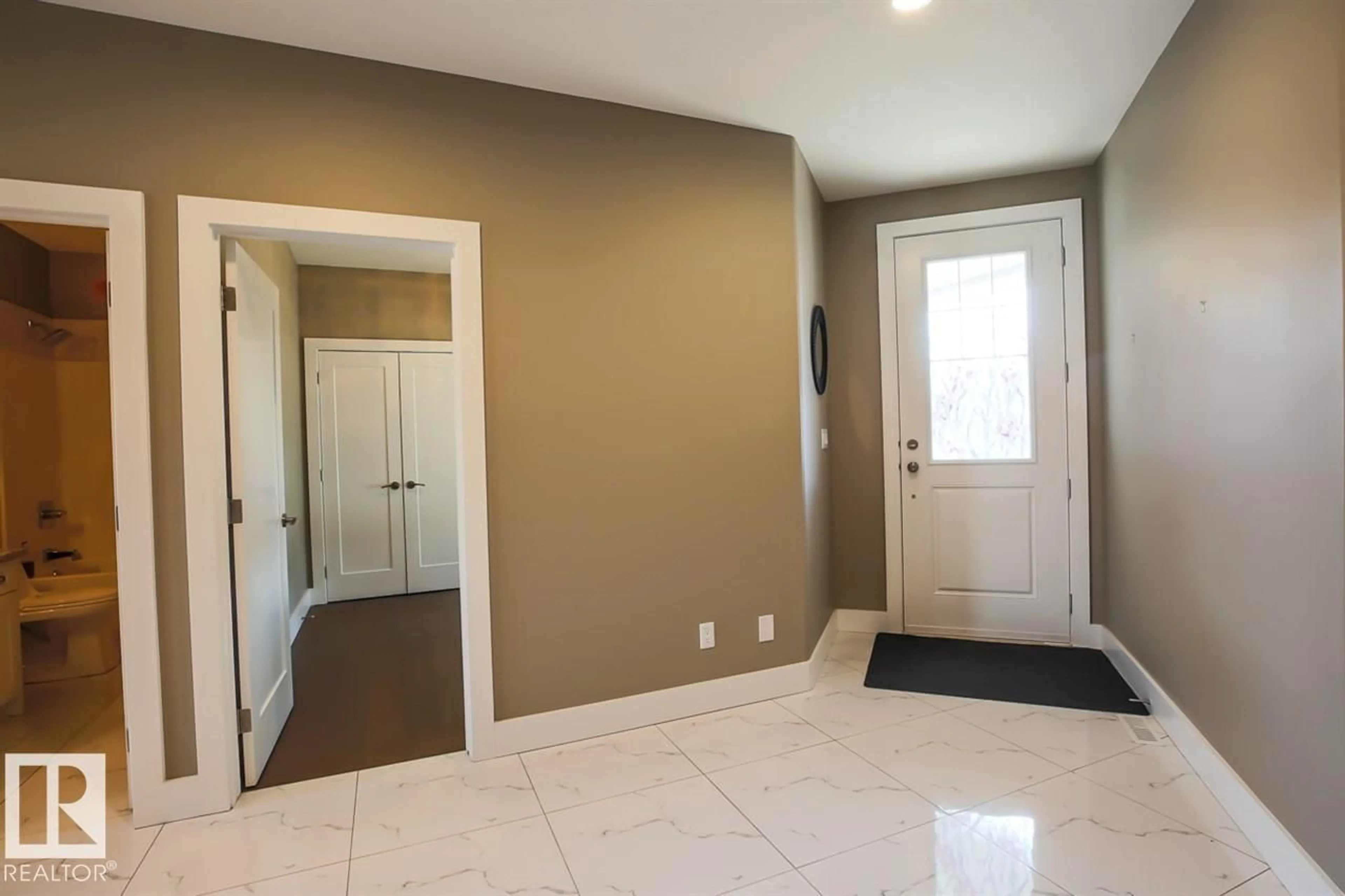 Indoor entryway for 20010 128A AV, Edmonton Alberta T5S0E6