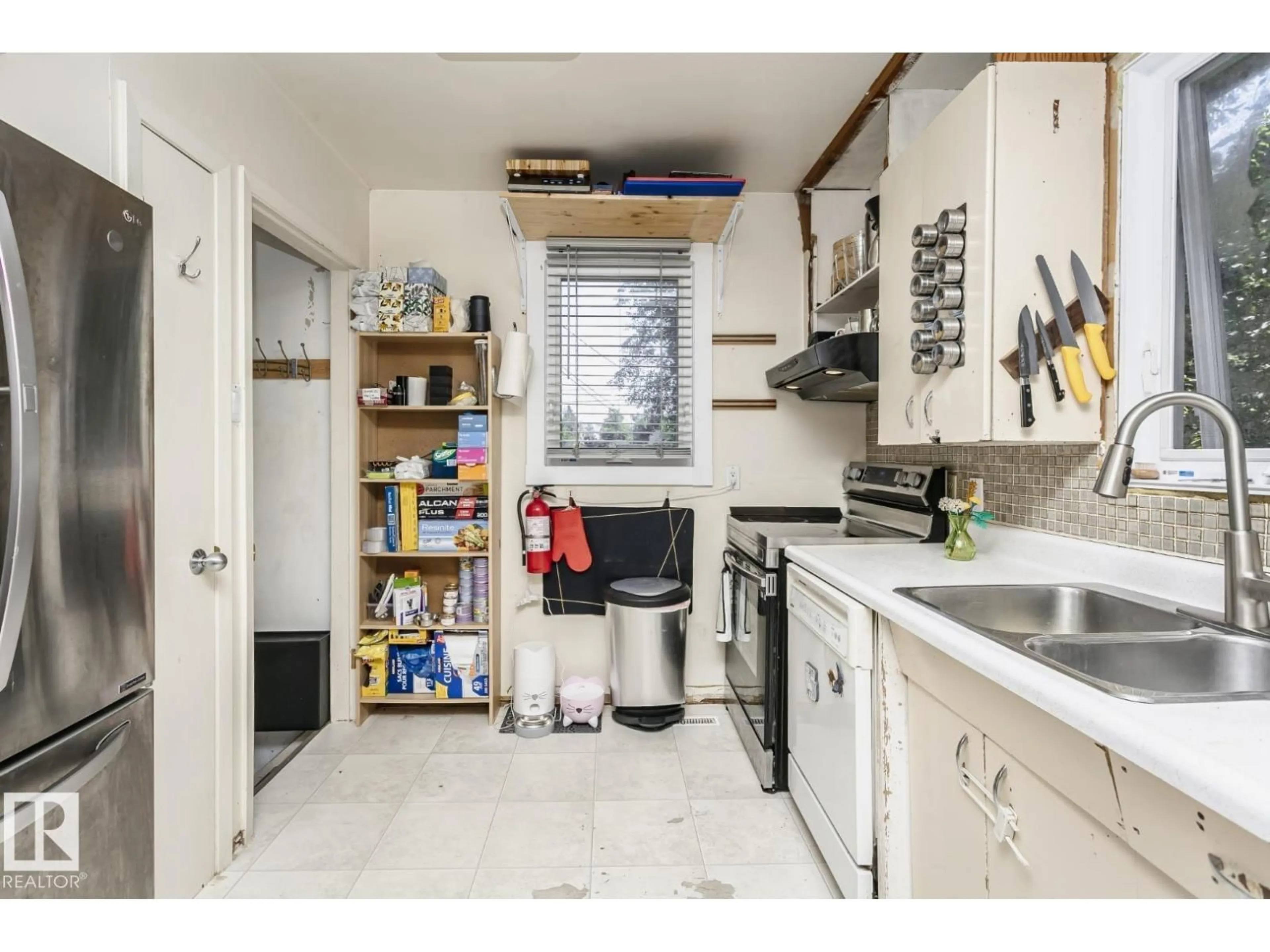 Standard kitchen, unknown for NW - 10841 154 ST, Edmonton Alberta T5P2J6