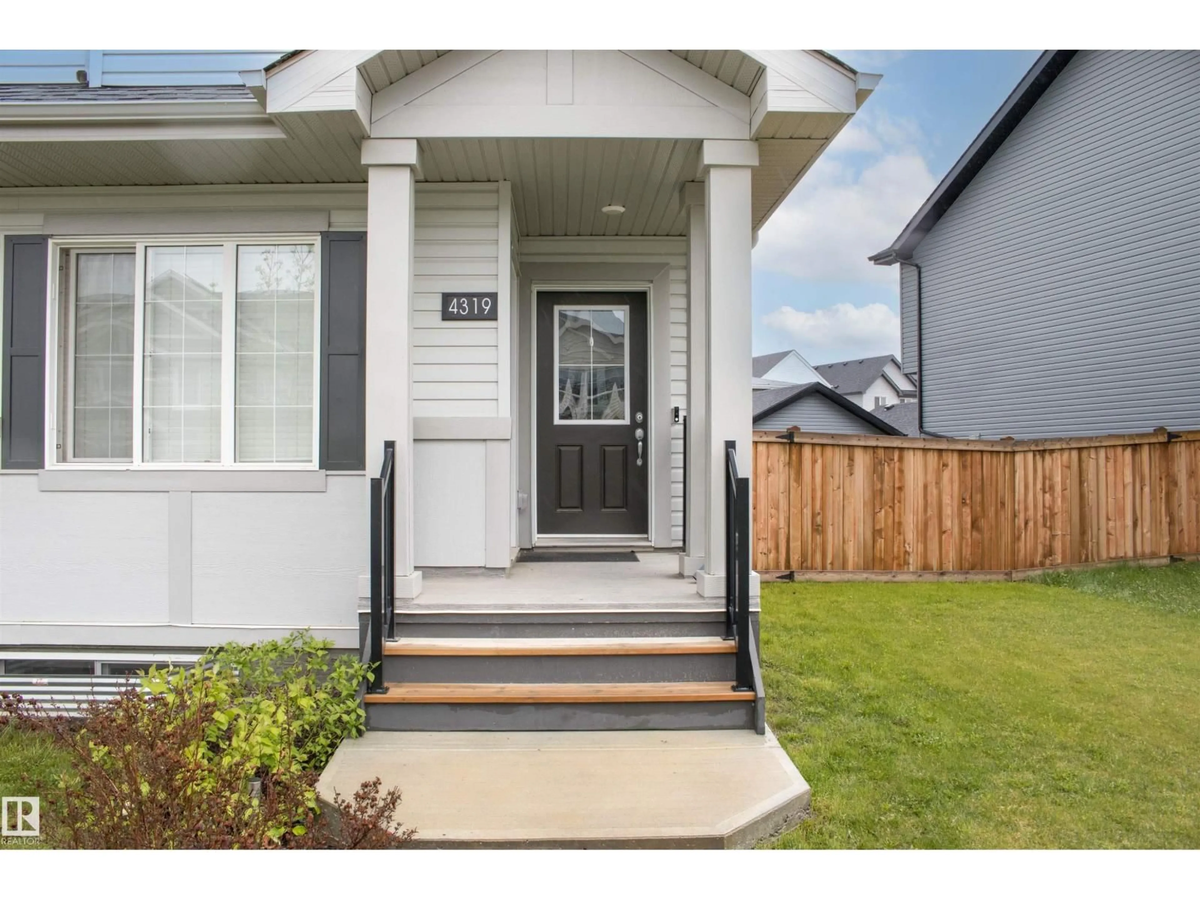 Indoor entryway for 4319 COOKE LN, Edmonton Alberta T6W4M7