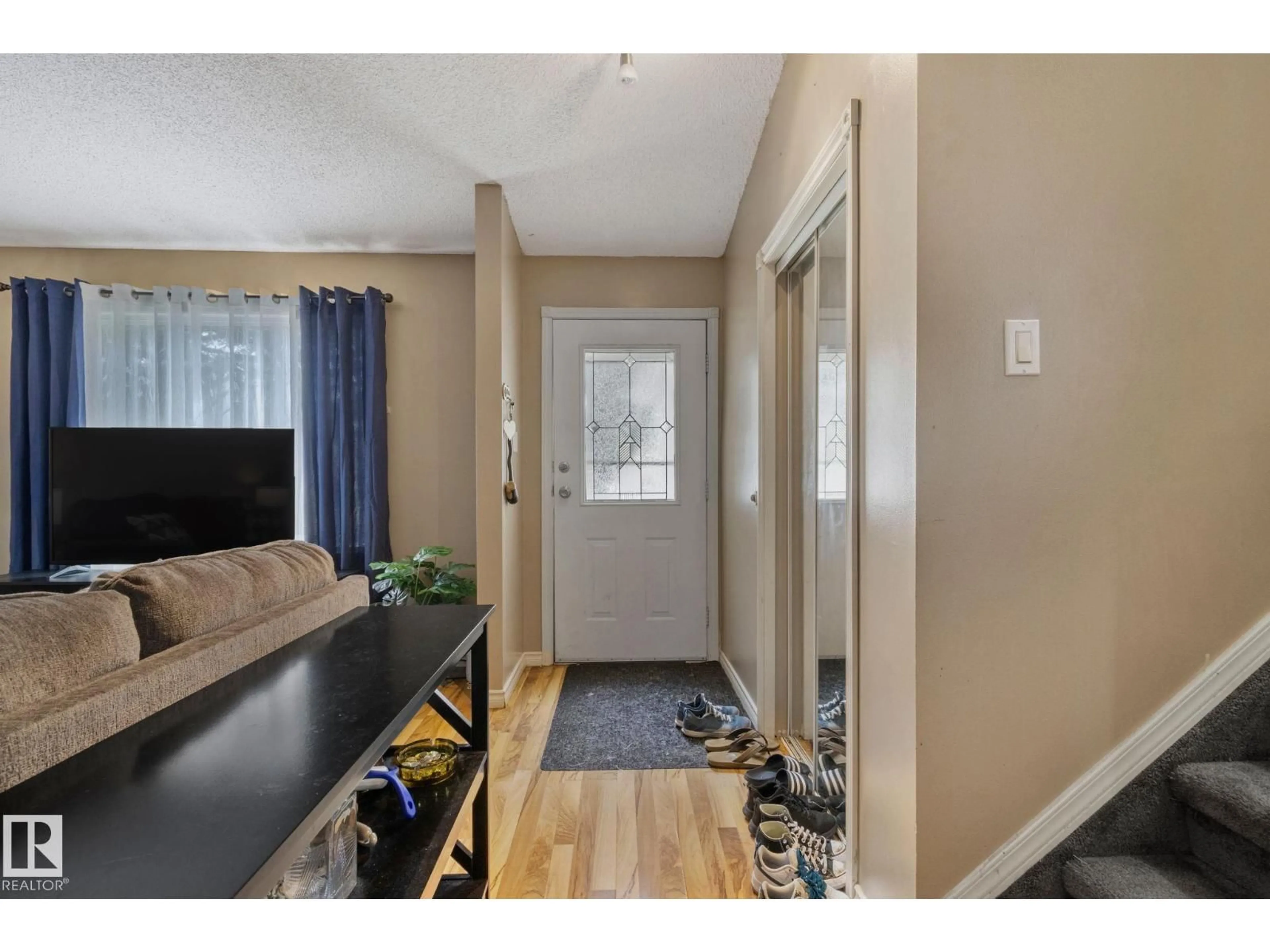 Indoor entryway for 4424 32A AV, Edmonton Alberta T6L4W8