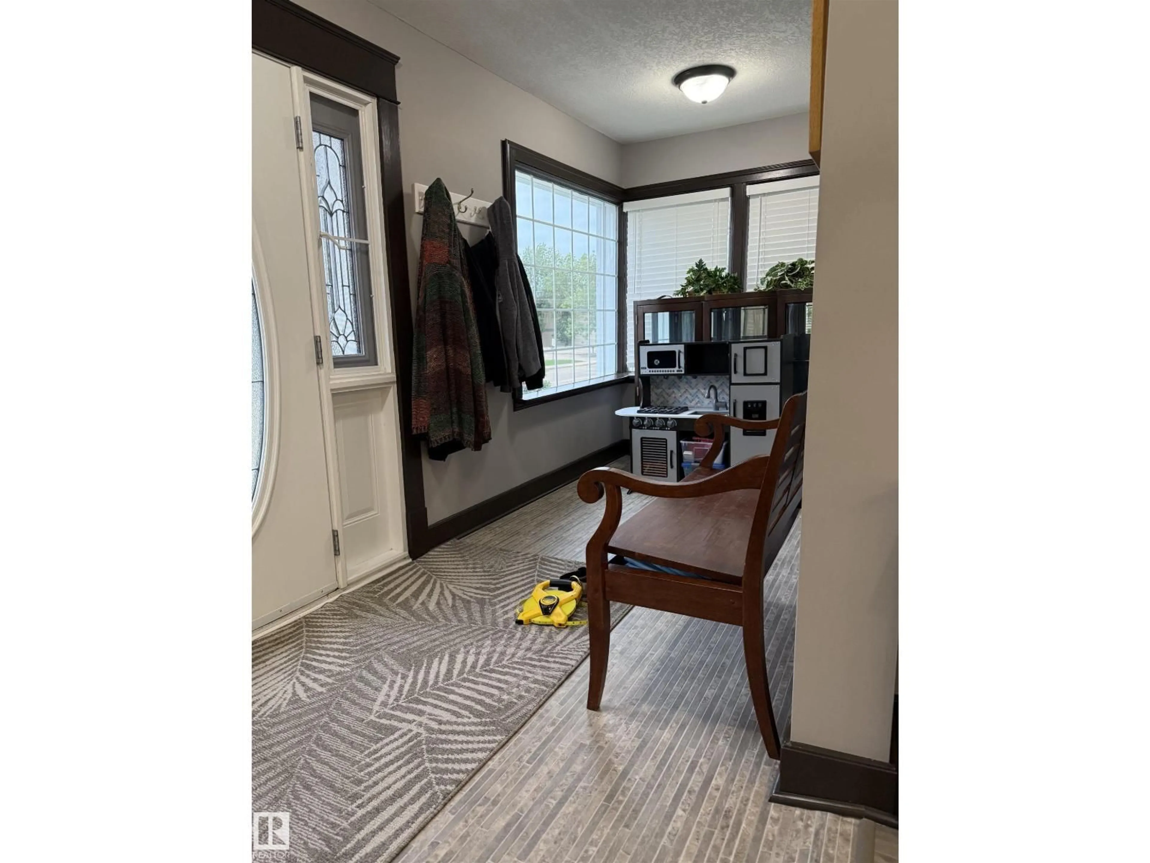 Indoor entryway for 5217 51 AV, Wetaskiwin Alberta T9A0V5