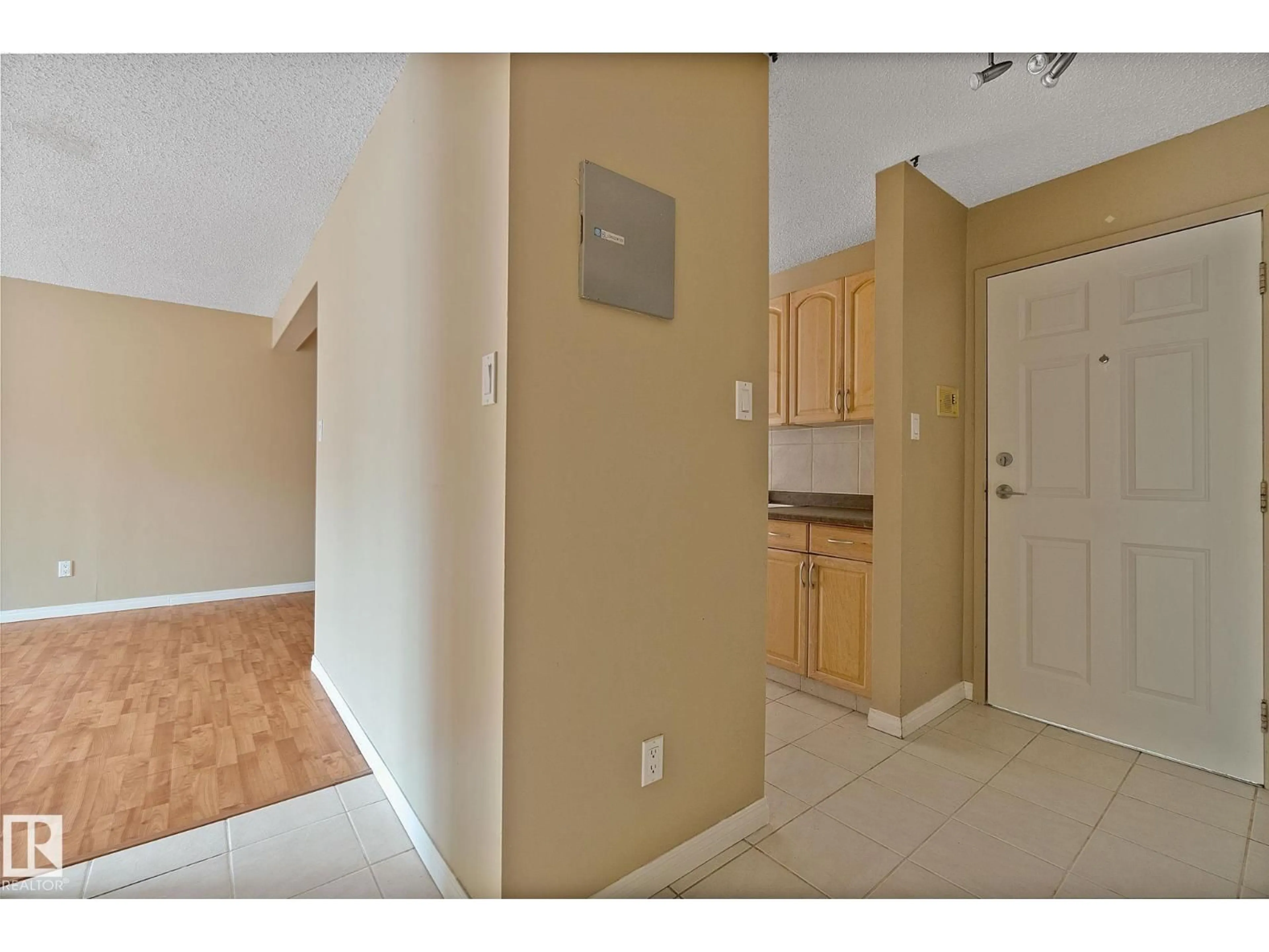 A pic of a room for #305 - 10529 93 ST, Edmonton Alberta T5H1X6