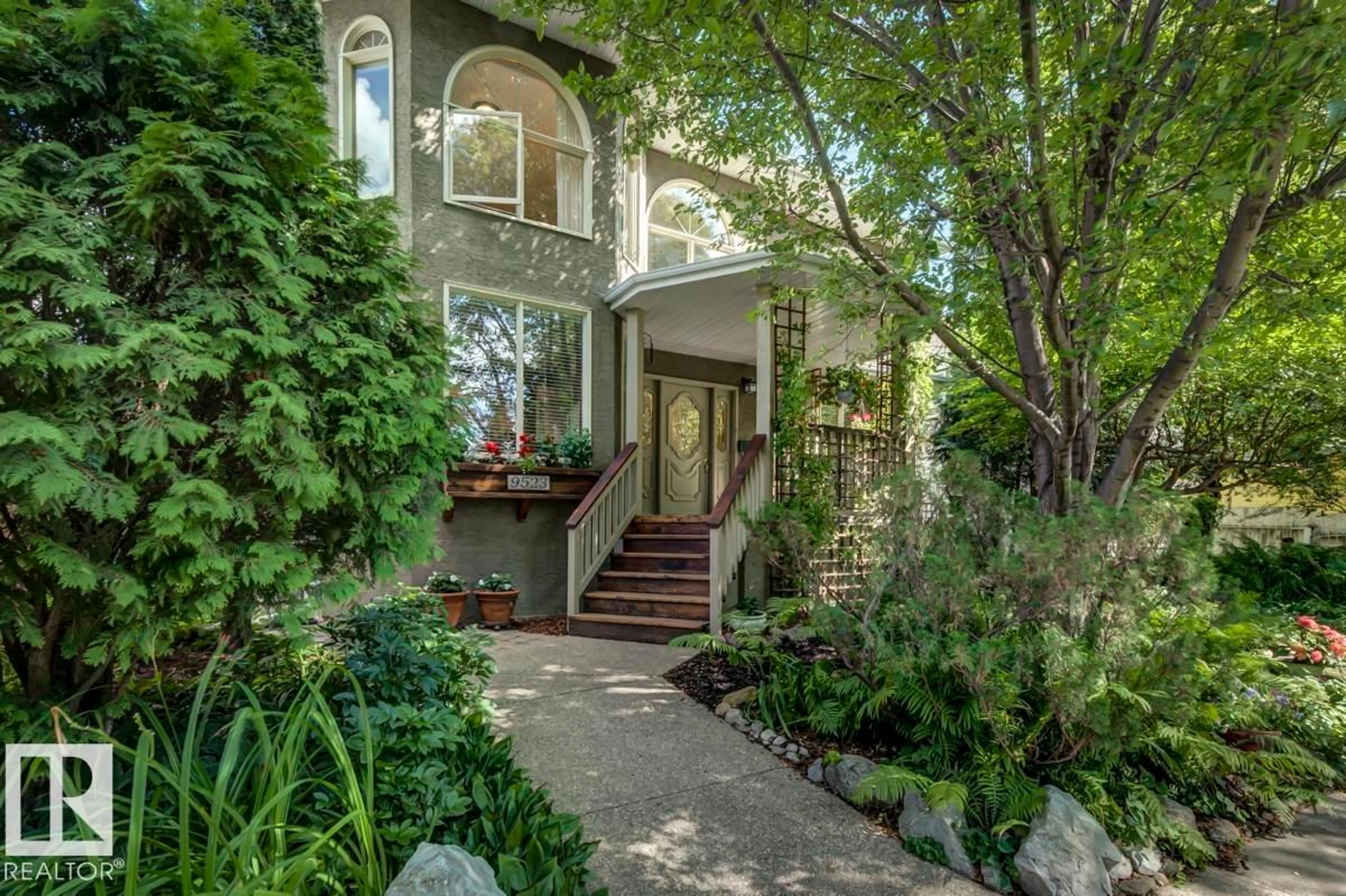 Indoor entryway for 9523 101 ST, Edmonton Alberta T5K0W6