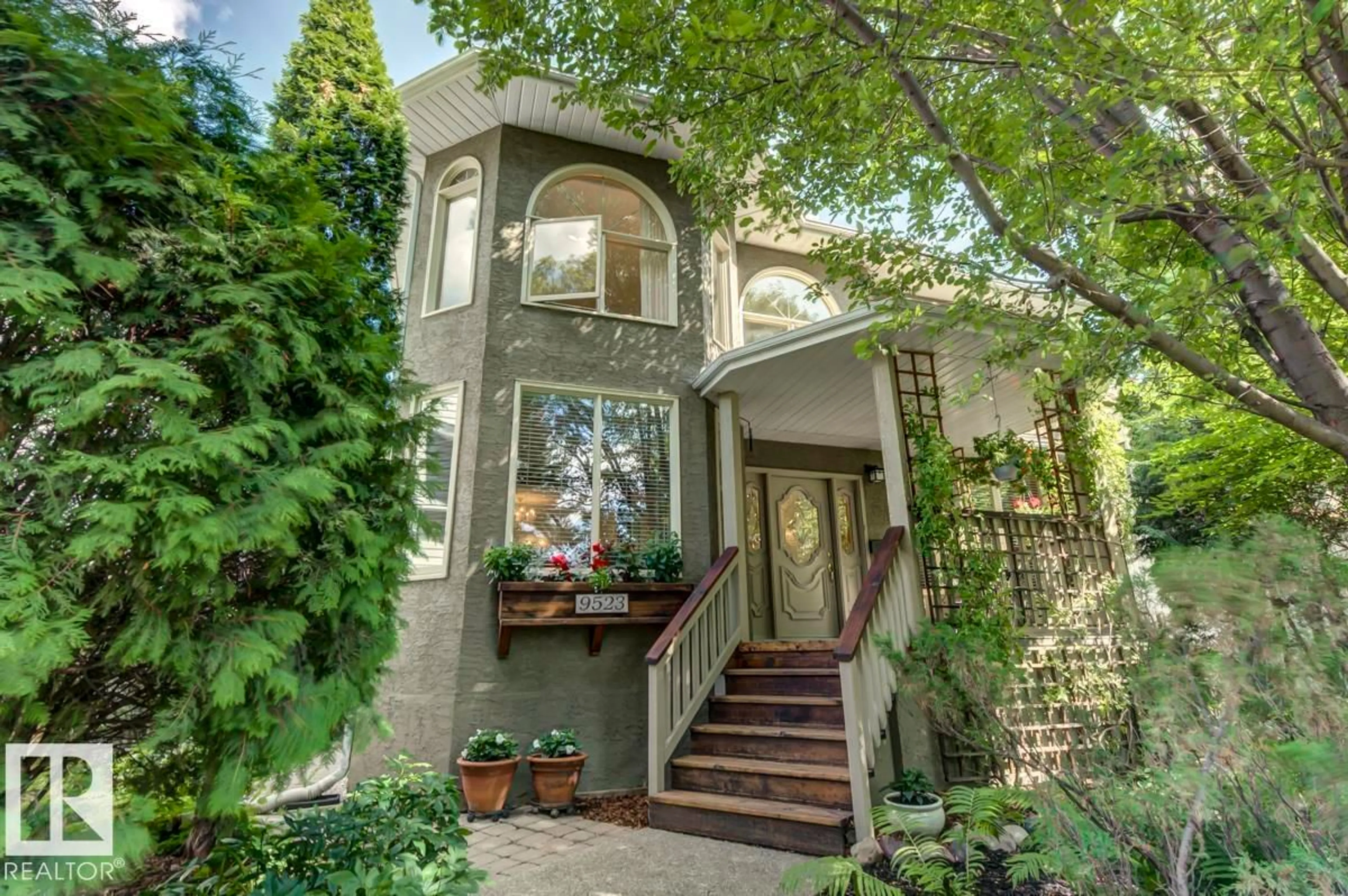 Indoor entryway for 9523 101 ST, Edmonton Alberta T5K0W6