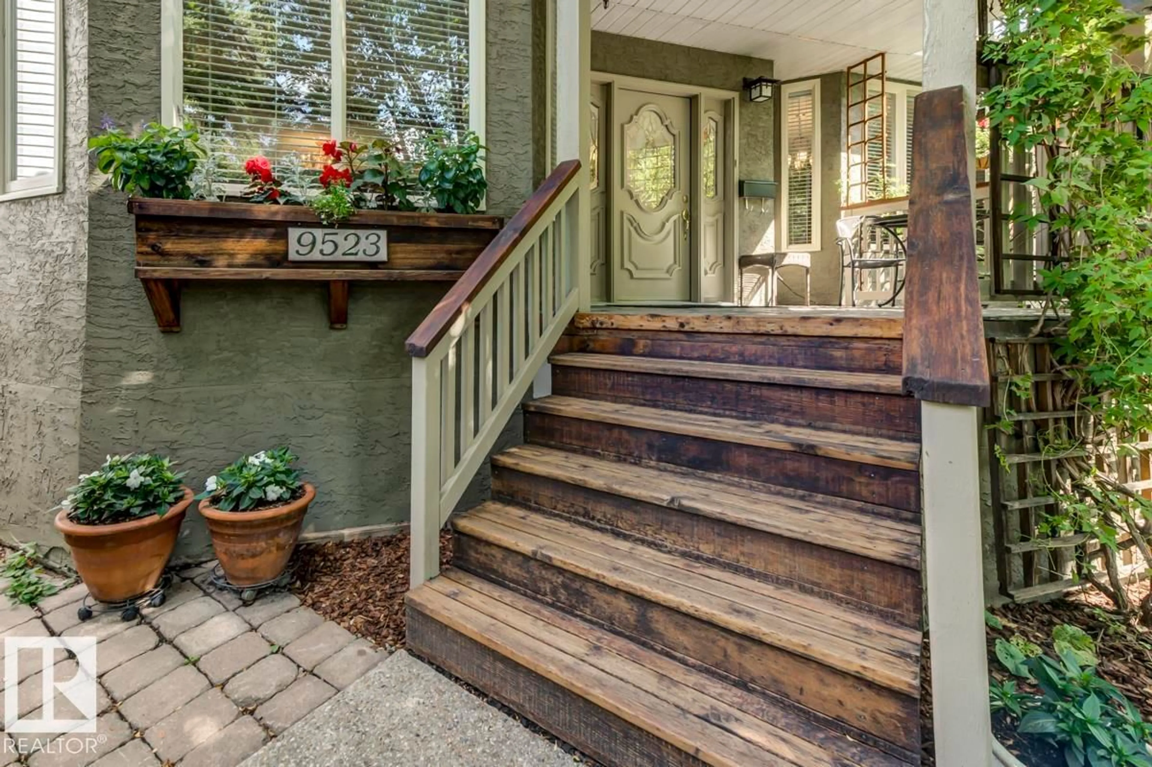 Indoor entryway for 9523 101 ST, Edmonton Alberta T5K0W6