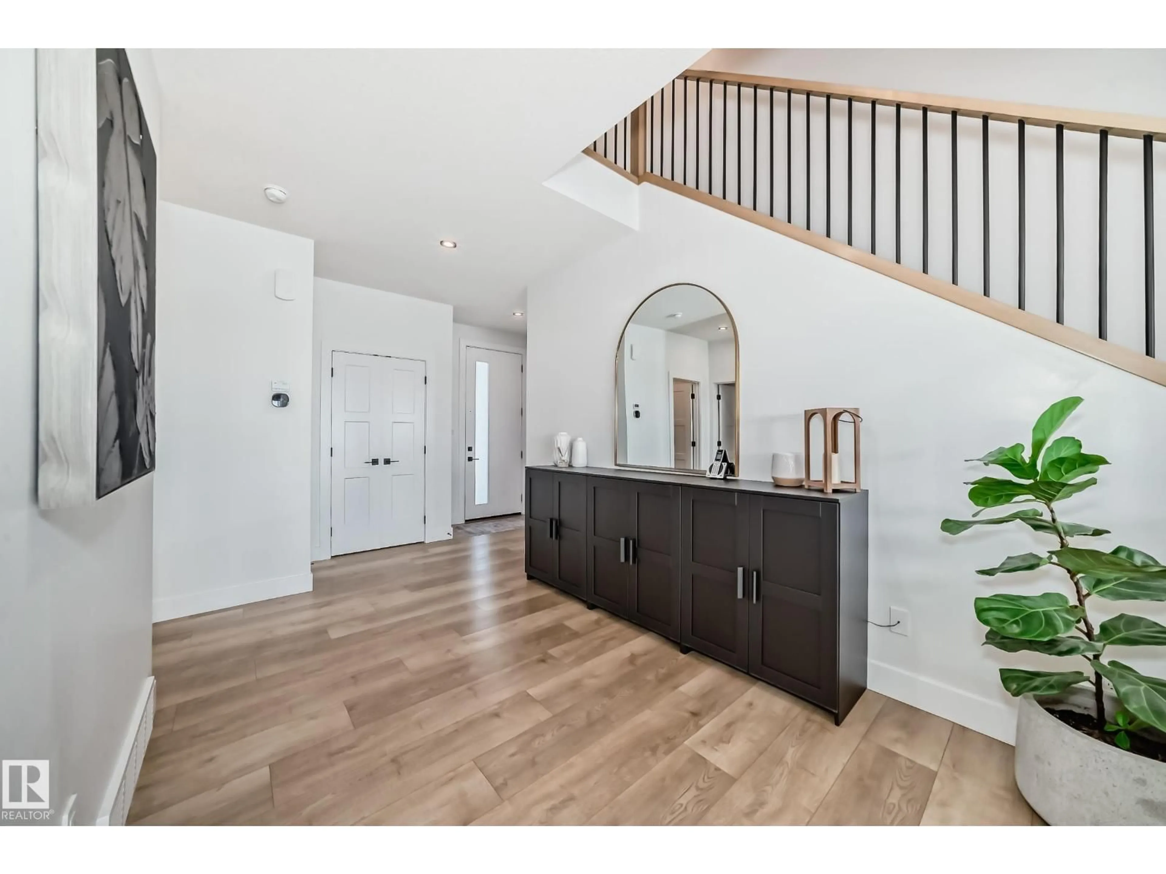 Indoor entryway for 334 MEADOWVIEW DR, Fort Saskatchewan Alberta T8L0Y4