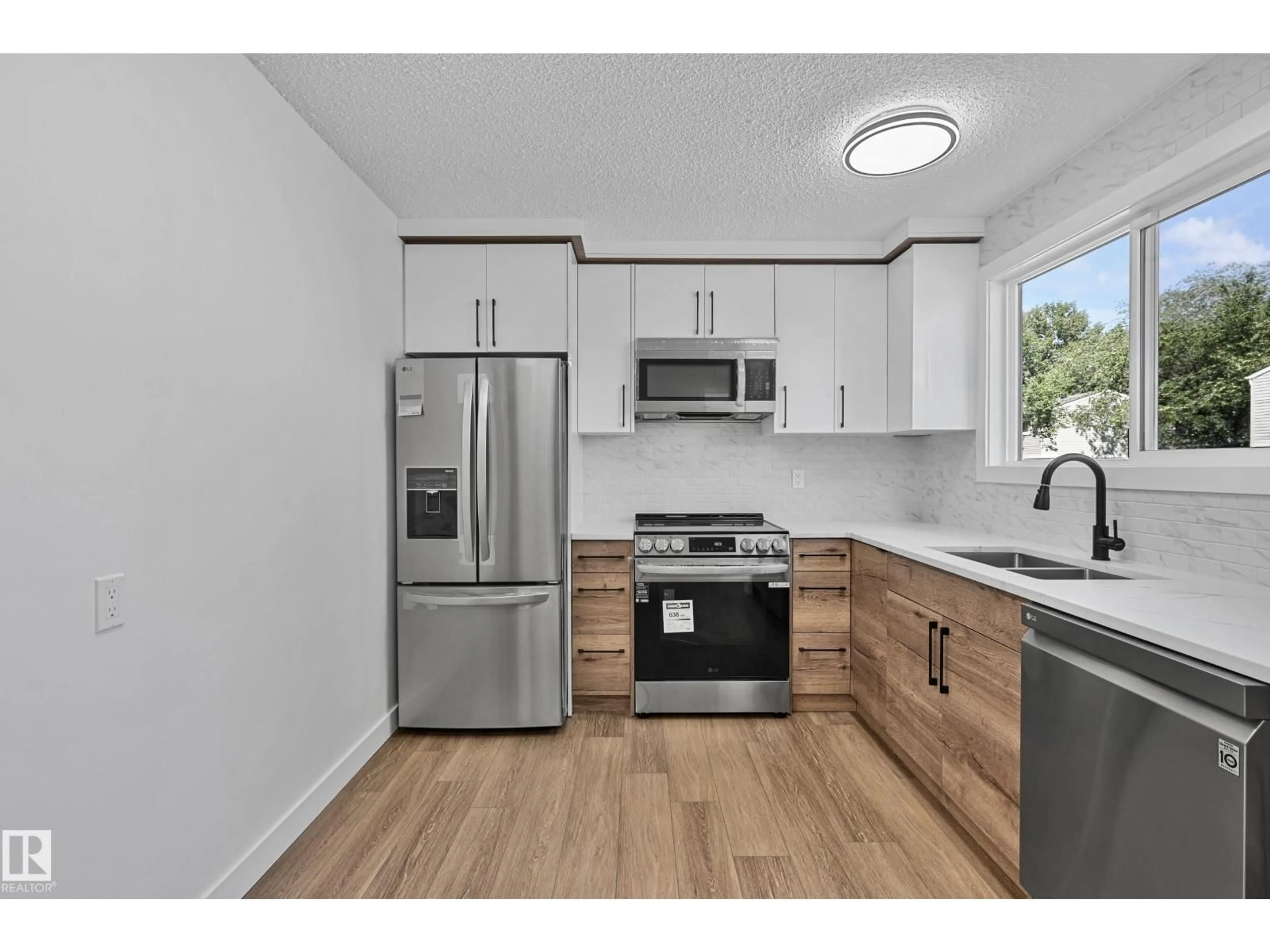 Standard kitchen, wood/laminate floor for 416 HERMITAGE RD, Edmonton Alberta T5A3K9