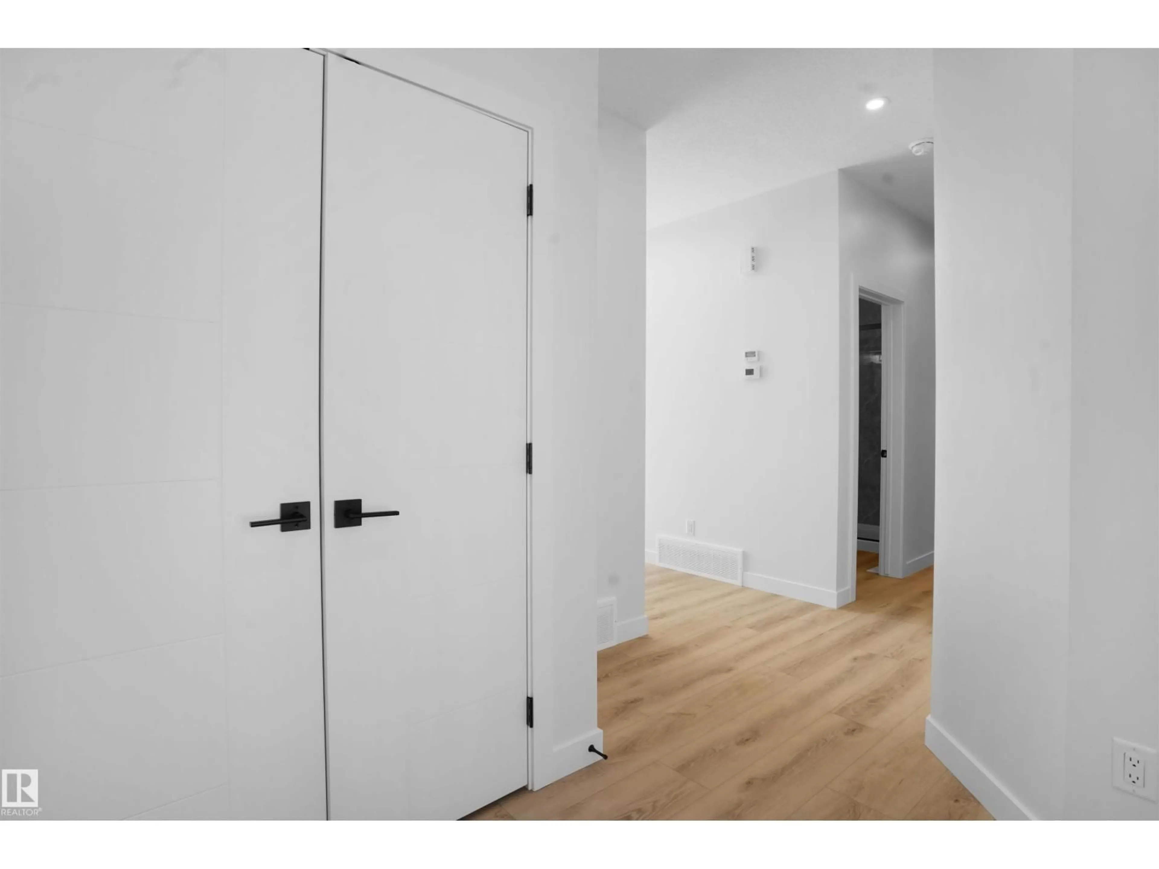 Indoor entryway for 3322 CHICKADEE DR, Edmonton Alberta T5S0V6
