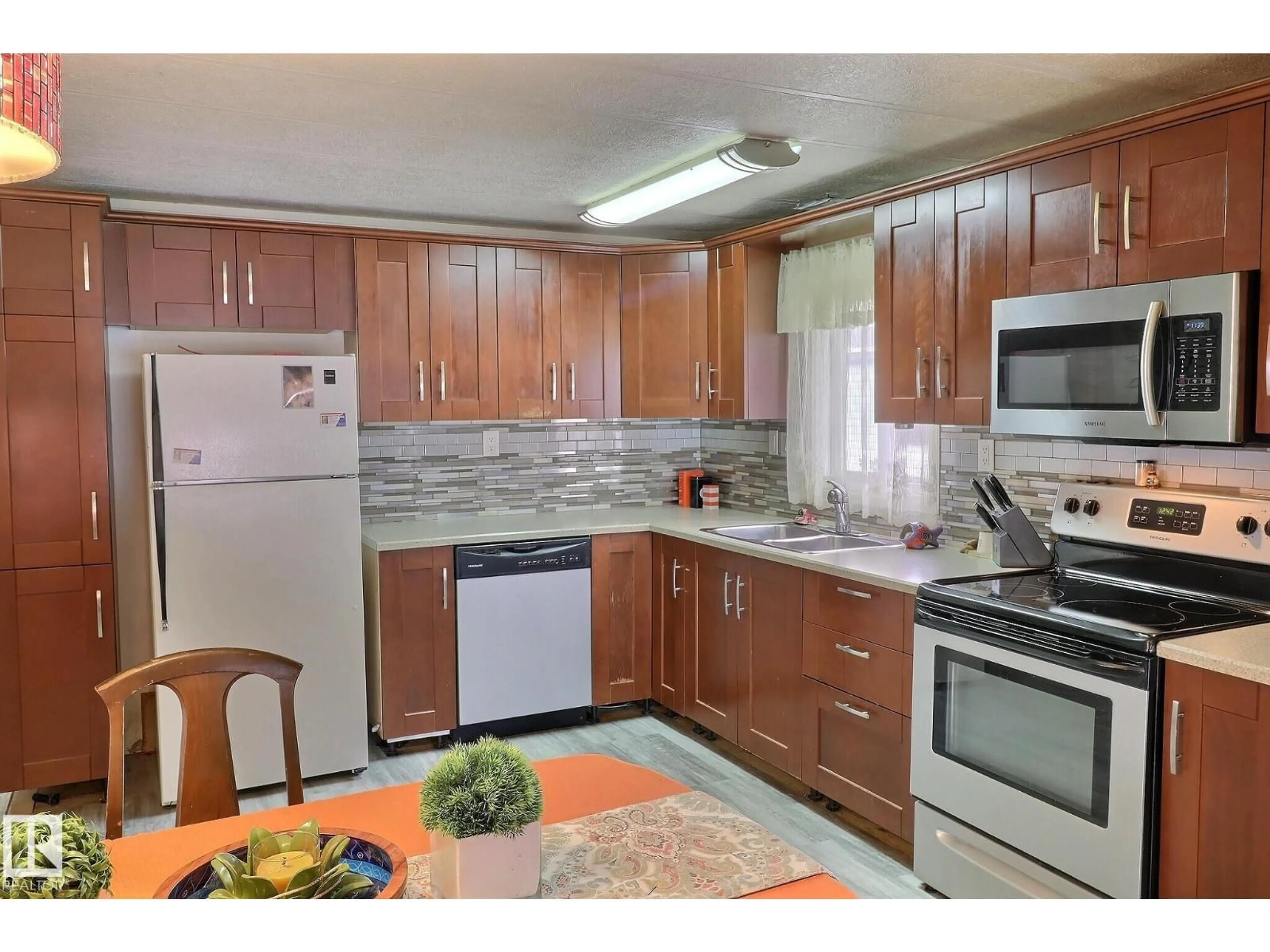 Standard kitchen, ceramic/tile floor for 207 EVERGREEN PA, Edmonton Alberta T5Y4M2