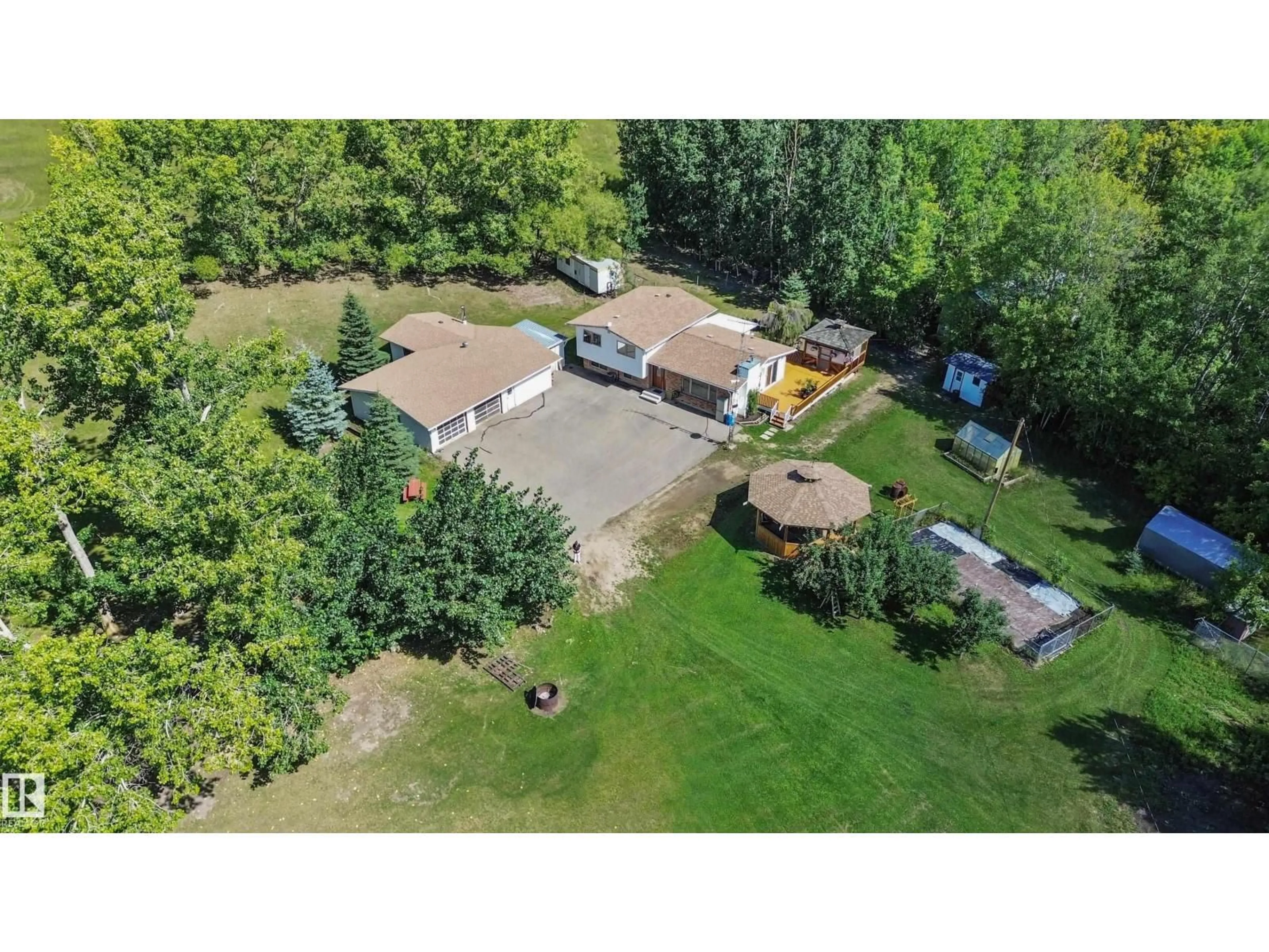 A pic from outside/outdoor area/front of a property/back of a property/a pic from drone, unknown for 26 OAKWOOD DR, Rural Parkland County Alberta T7X2T4