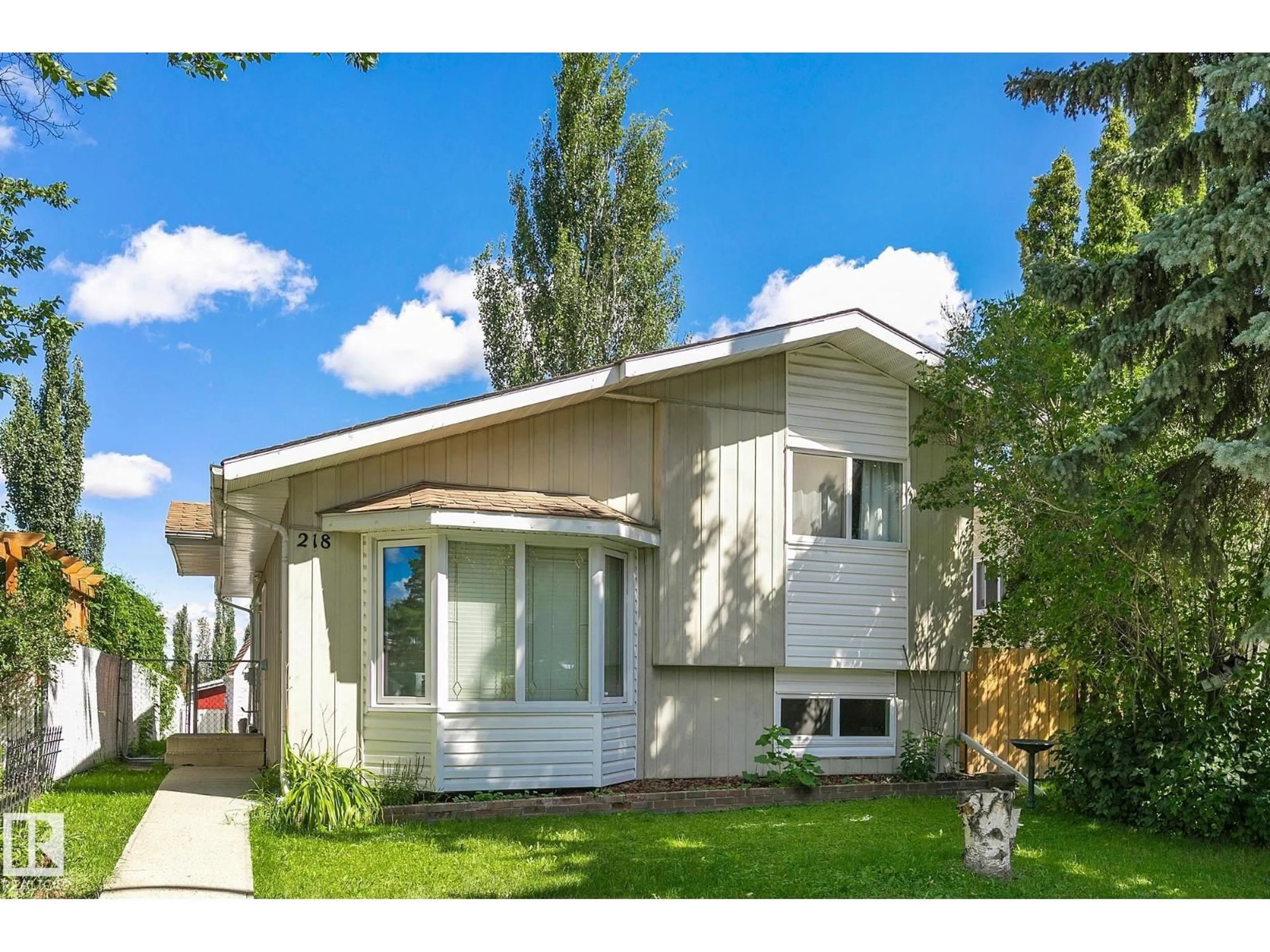 Home with vinyl exterior material, street for 218 GREENWOOD DR, Spruce Grove Alberta T7X1Y9