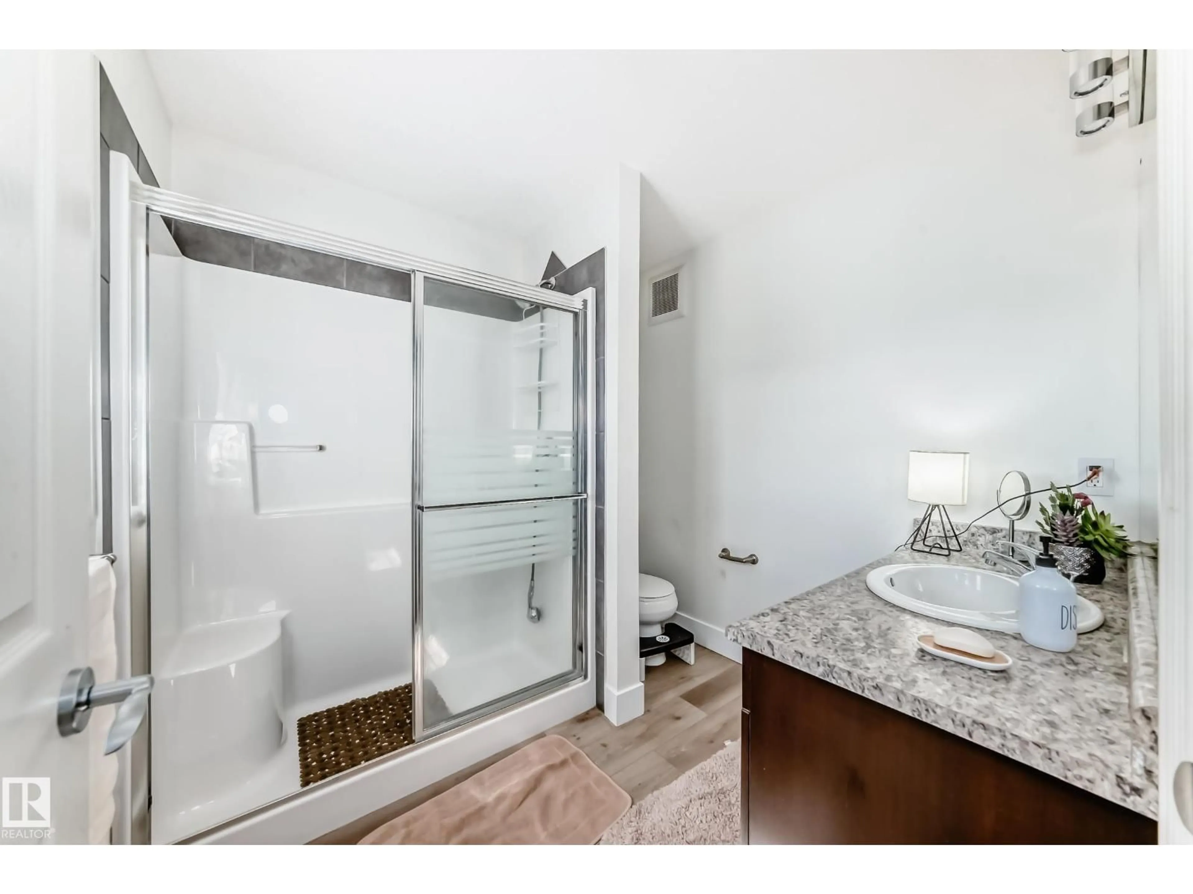 Standard bathroom, ceramic/tile floor for NW - 13418 166 AV, Edmonton Alberta T6V0G6