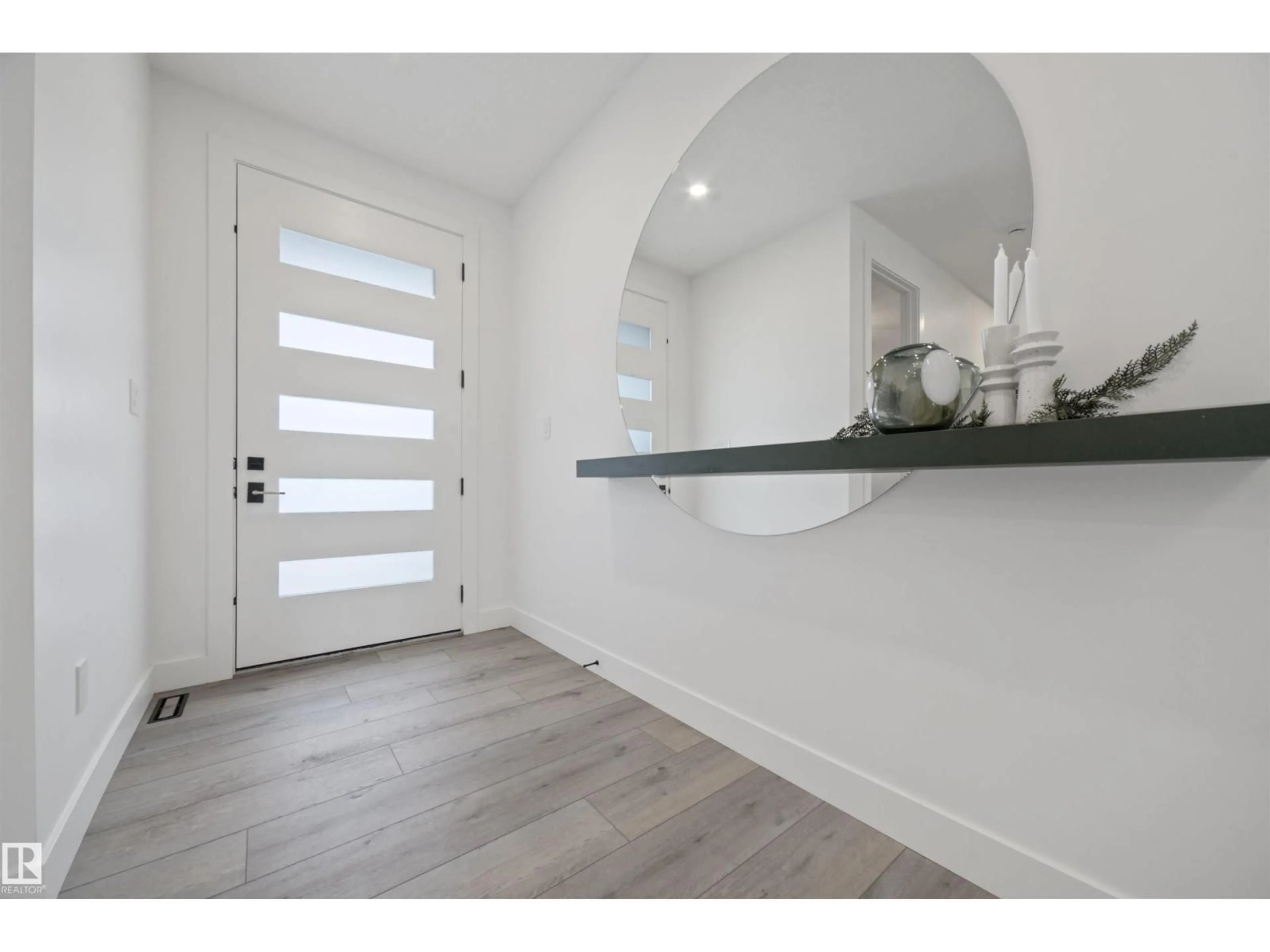 Indoor entryway for 16607 8 ST NE, Edmonton Alberta T5Y4J1