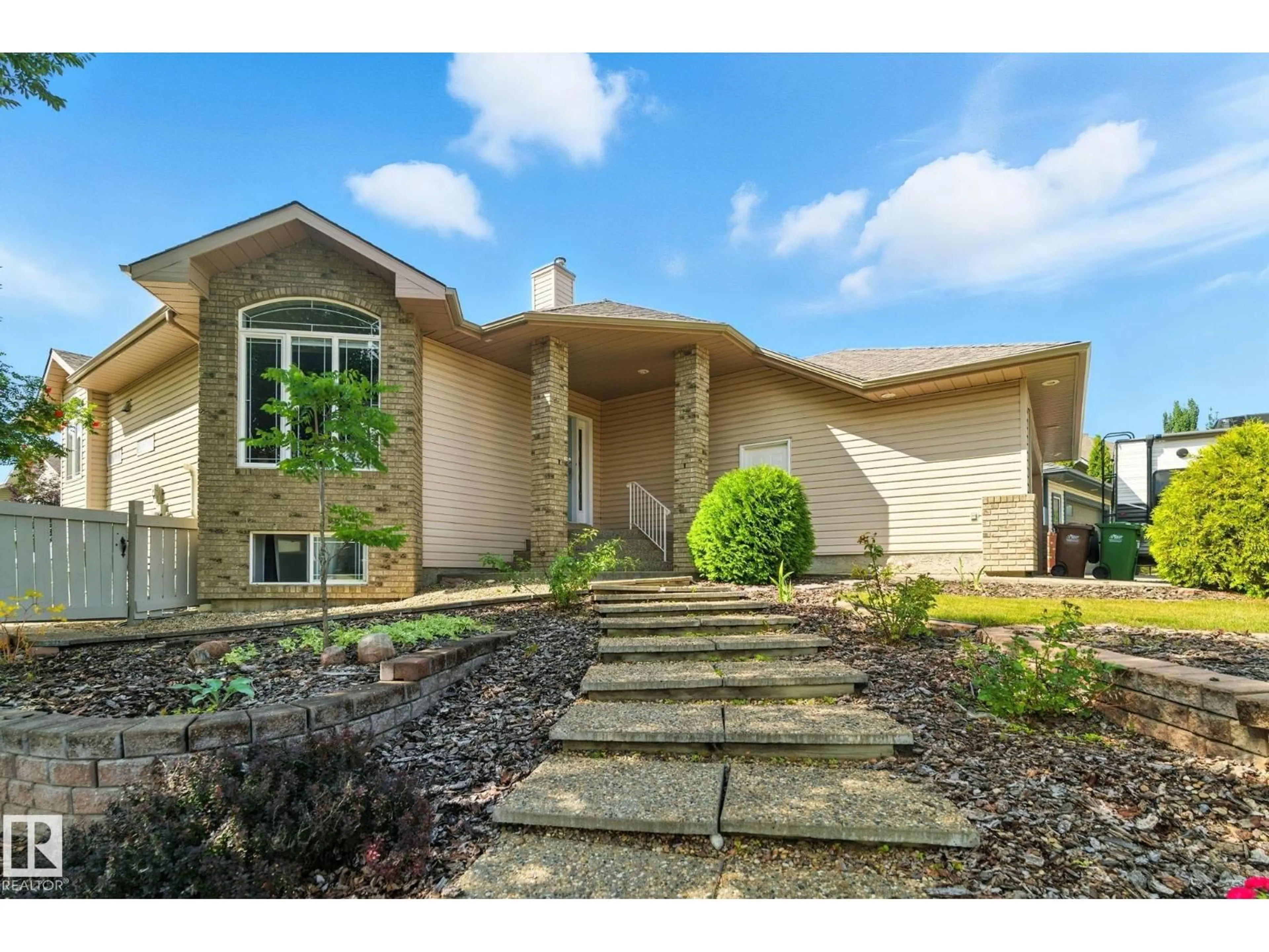 Home with vinyl exterior material, street for 17 KENDALL CR, St. Albert Alberta T8N6X8
