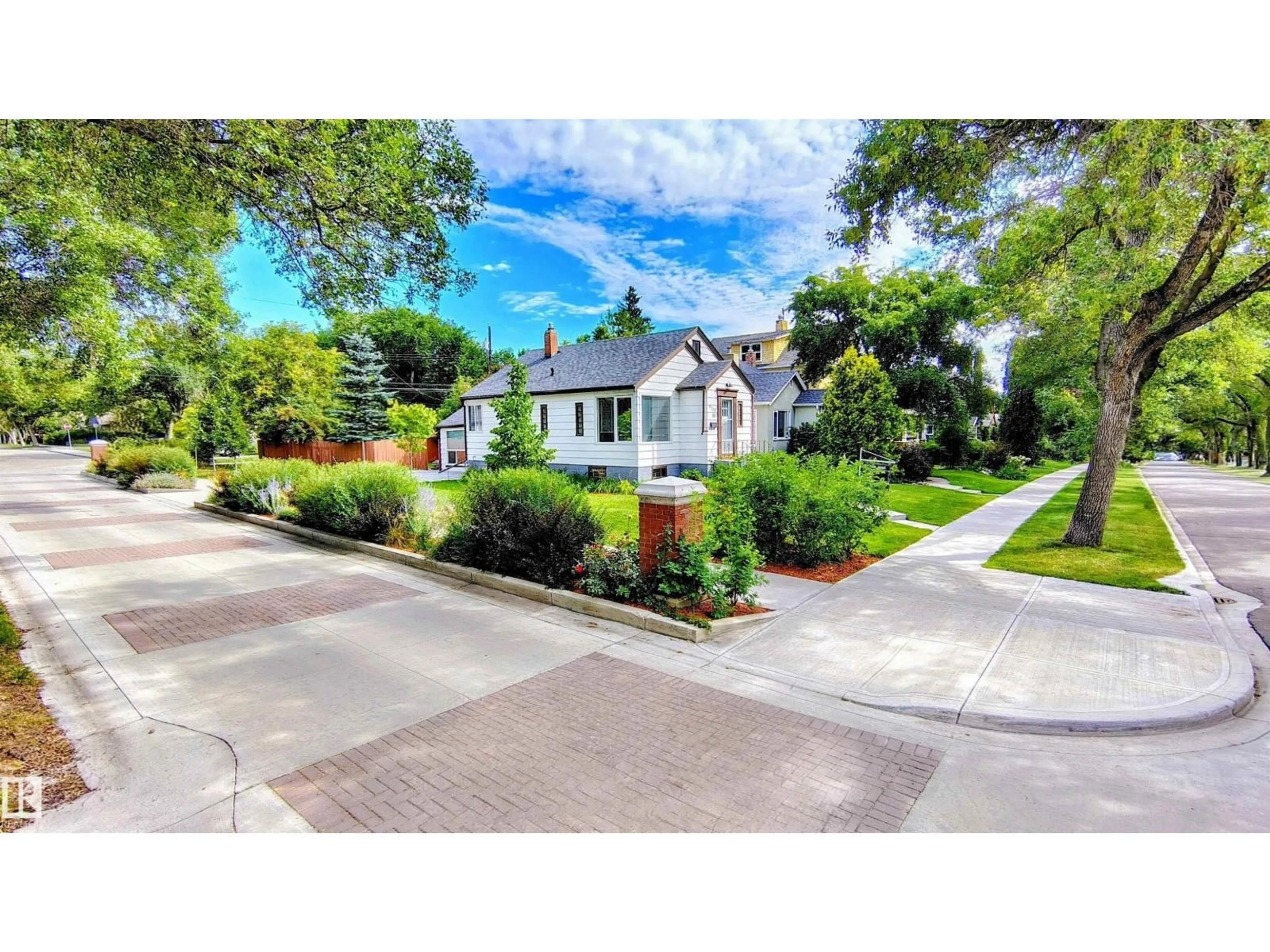 A pic from outside/outdoor area/front of a property/back of a property/a pic from drone, street for NW - 9758 88 AV, Edmonton Alberta T6E2P9