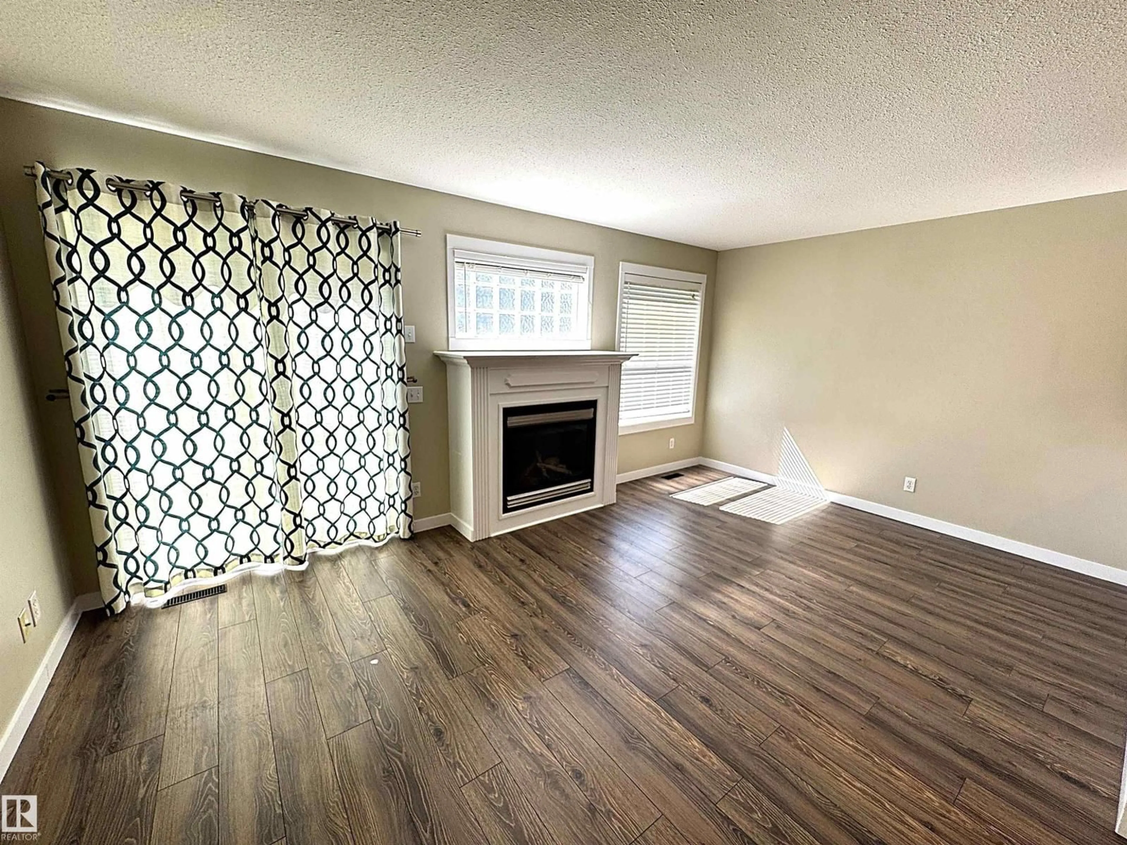 A pic of a room for #17 - 16823 84 ST, Edmonton Alberta T5Z3S4