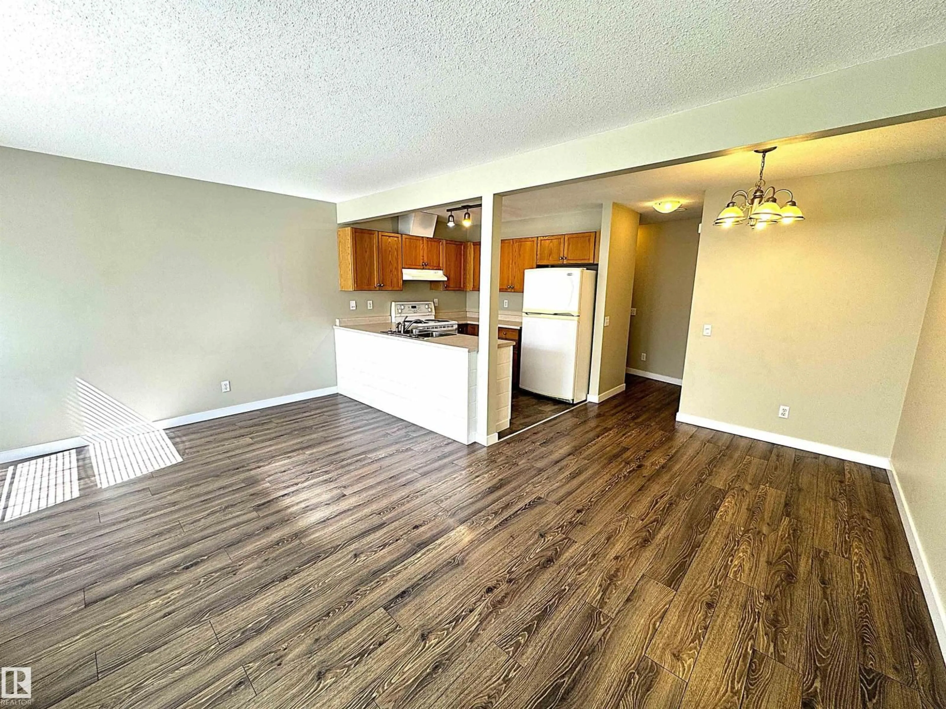 A pic of a room for #17 - 16823 84 ST, Edmonton Alberta T5Z3S4