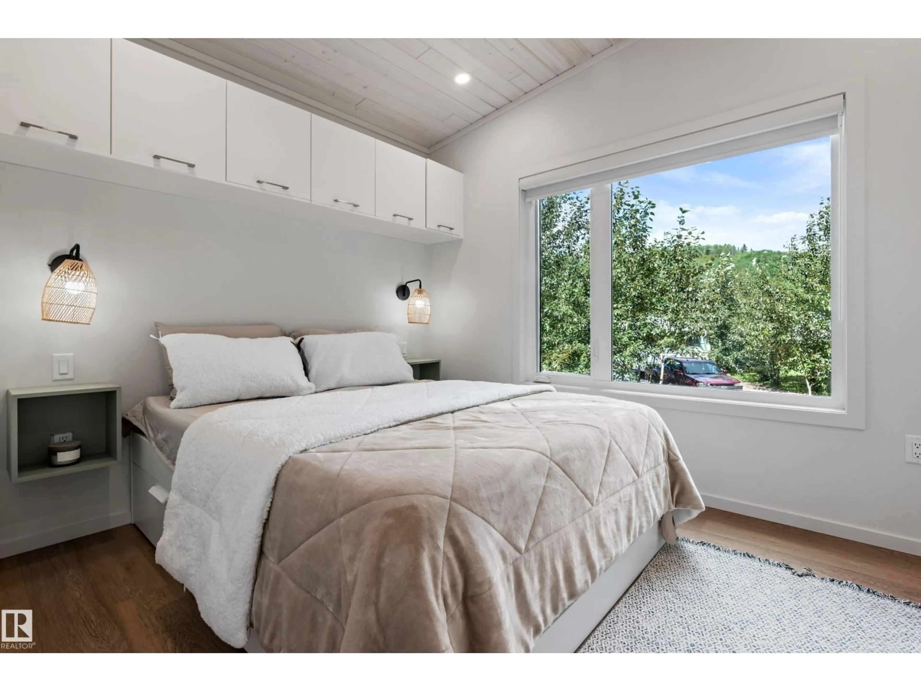Bedroom with bed, wood/laminate floor for 51010 - 16 RANGE ROAD 264, Rural Parkland County Alberta T7Y1E2