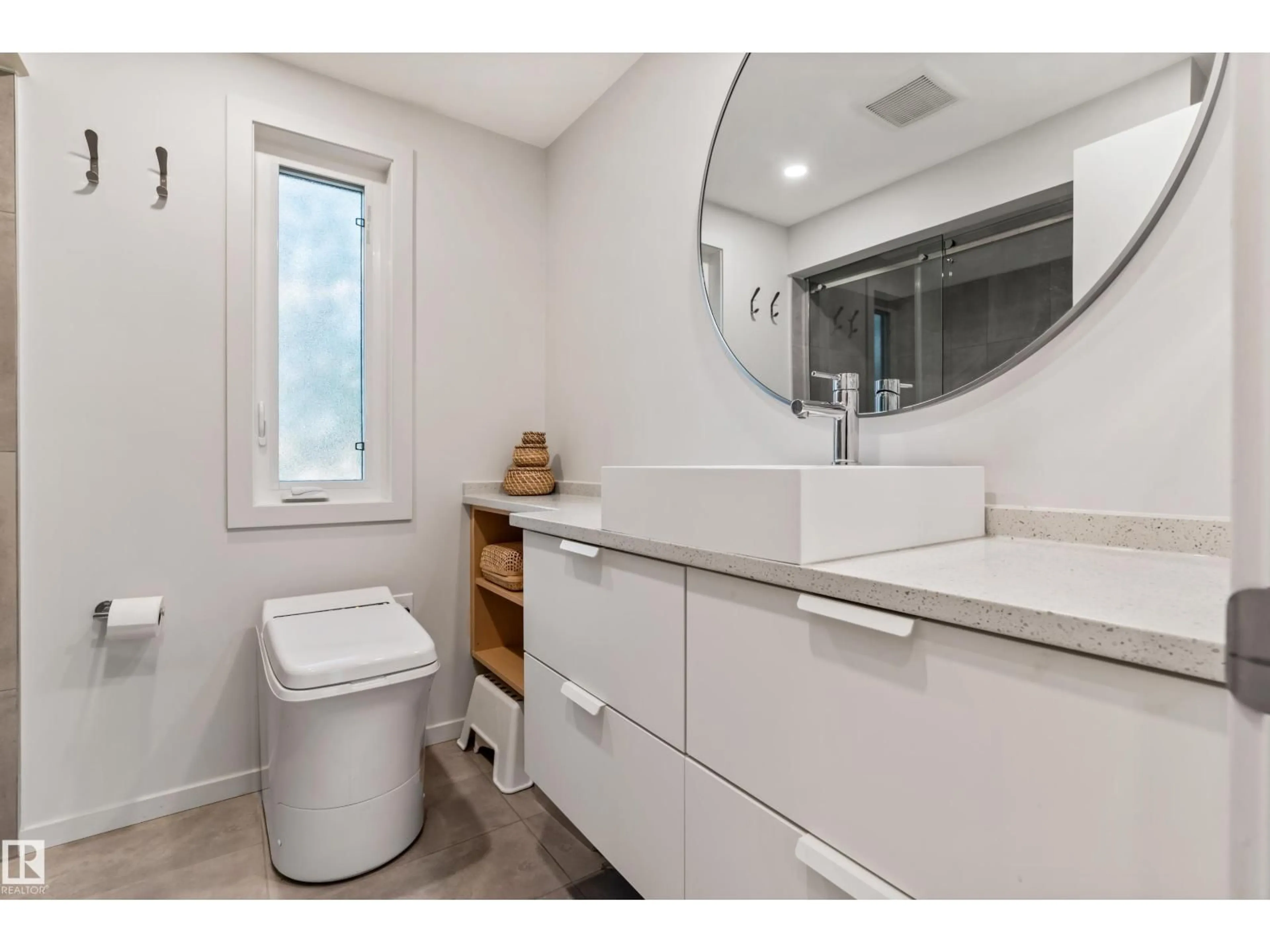 Standard bathroom, ceramic/tile floor for 51010 - 16 RANGE ROAD 264, Rural Parkland County Alberta T7Y1E2