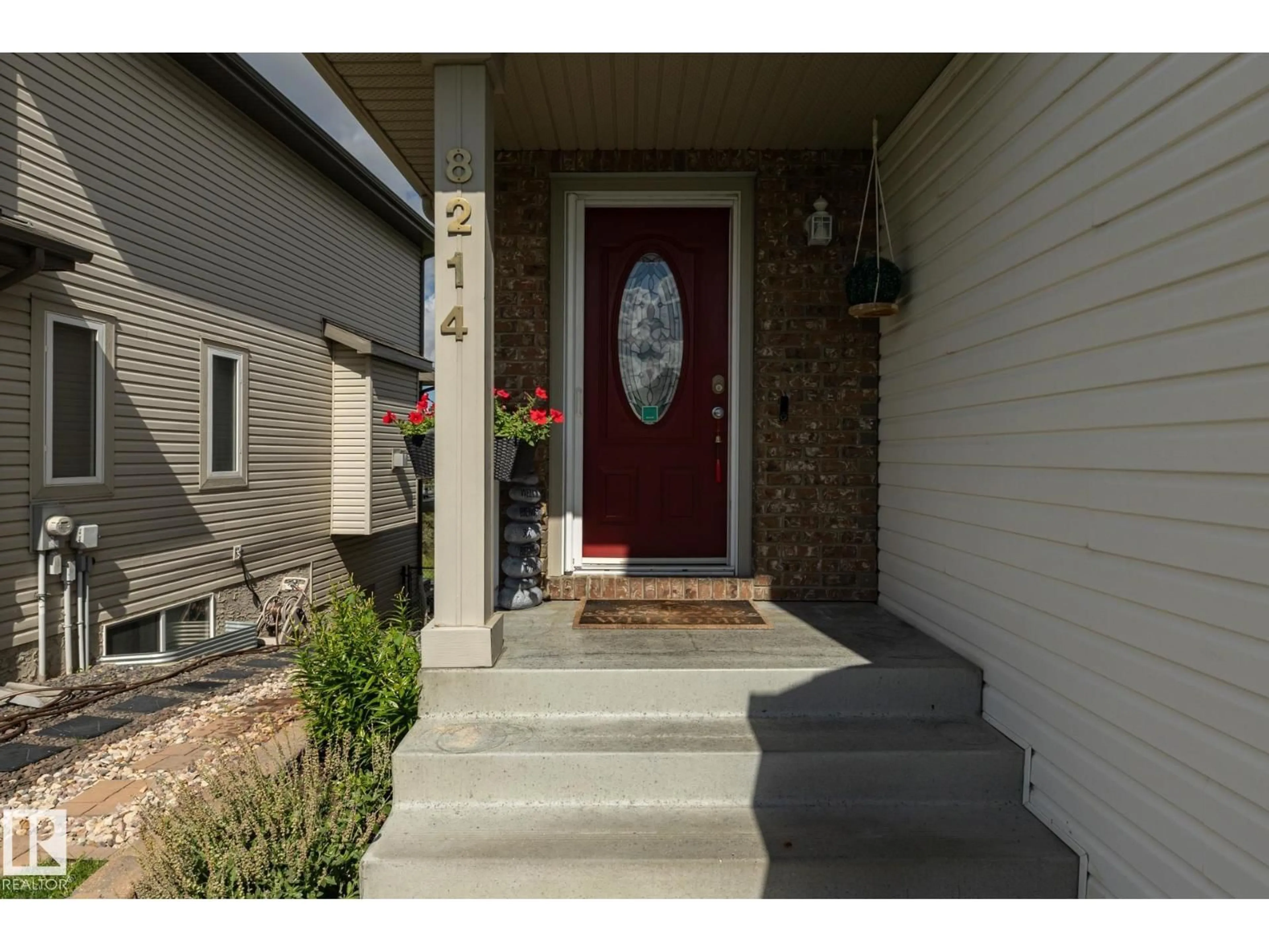 Indoor entryway for SW - 8214 6 AV, Edmonton Alberta T6X1L6