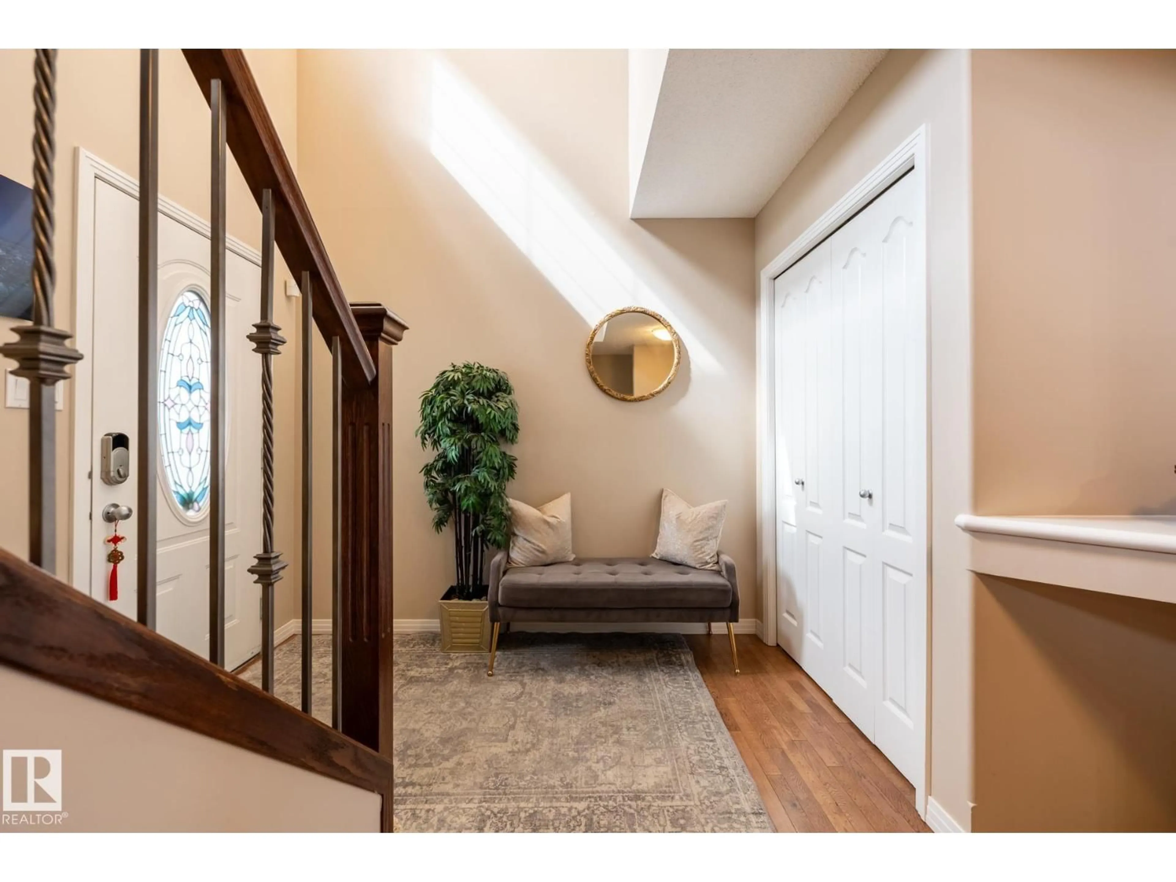 Indoor entryway for SW - 8214 6 AV, Edmonton Alberta T6X1L6