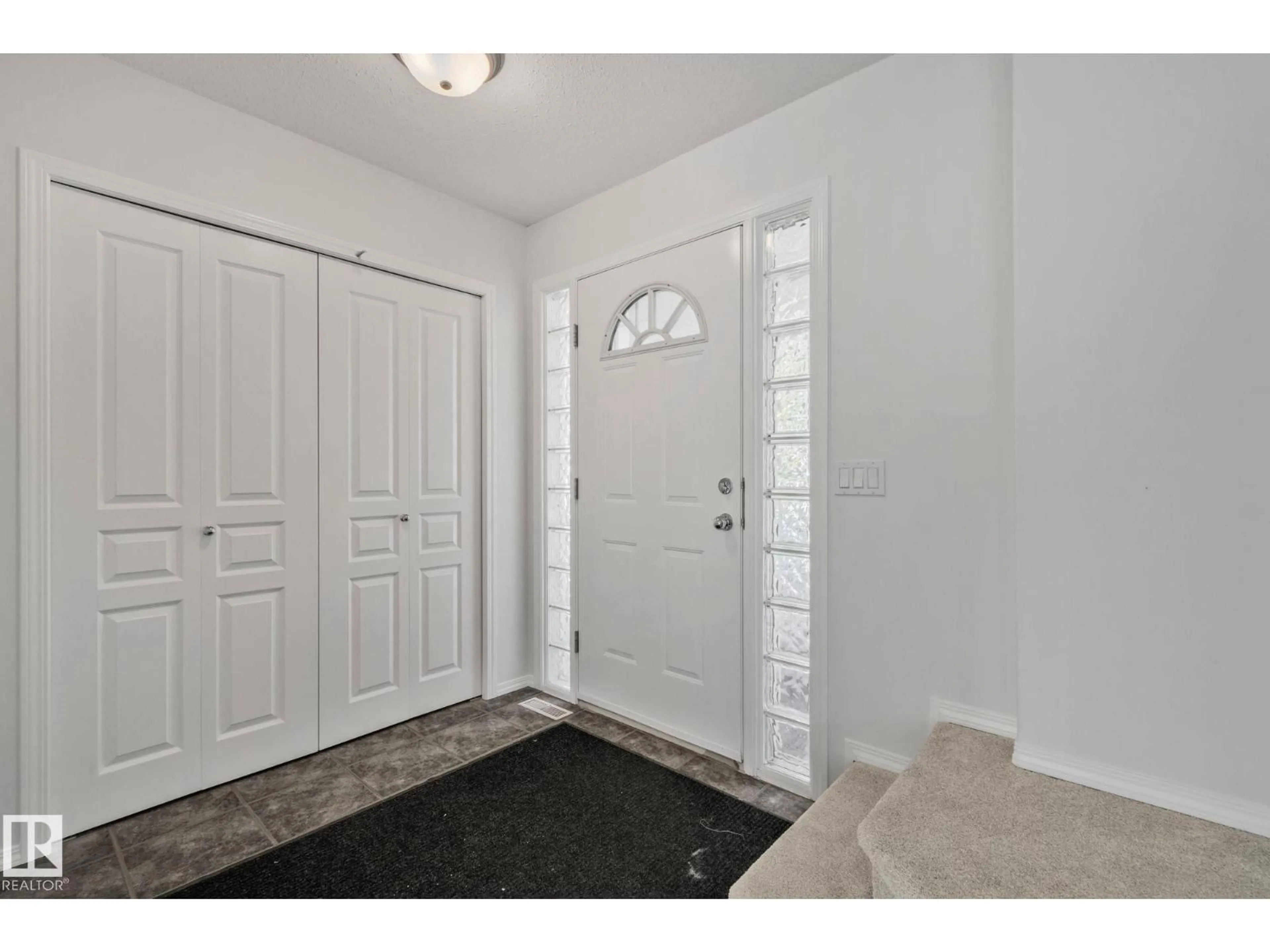 Indoor entryway for 913 BRECKENRIDGE CO, Edmonton Alberta T5T6J9