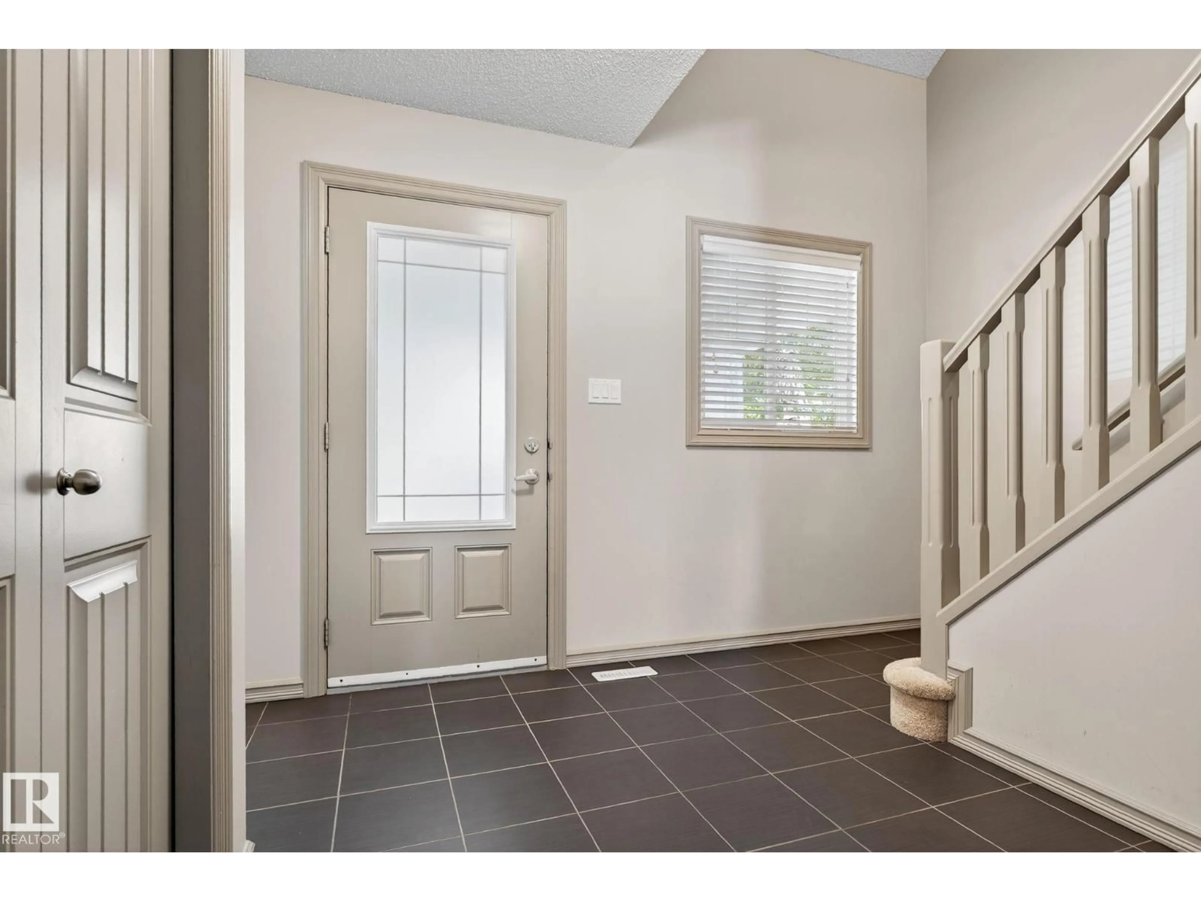 Indoor entryway for 955 VALOUR WY, Edmonton Alberta T5E6P2