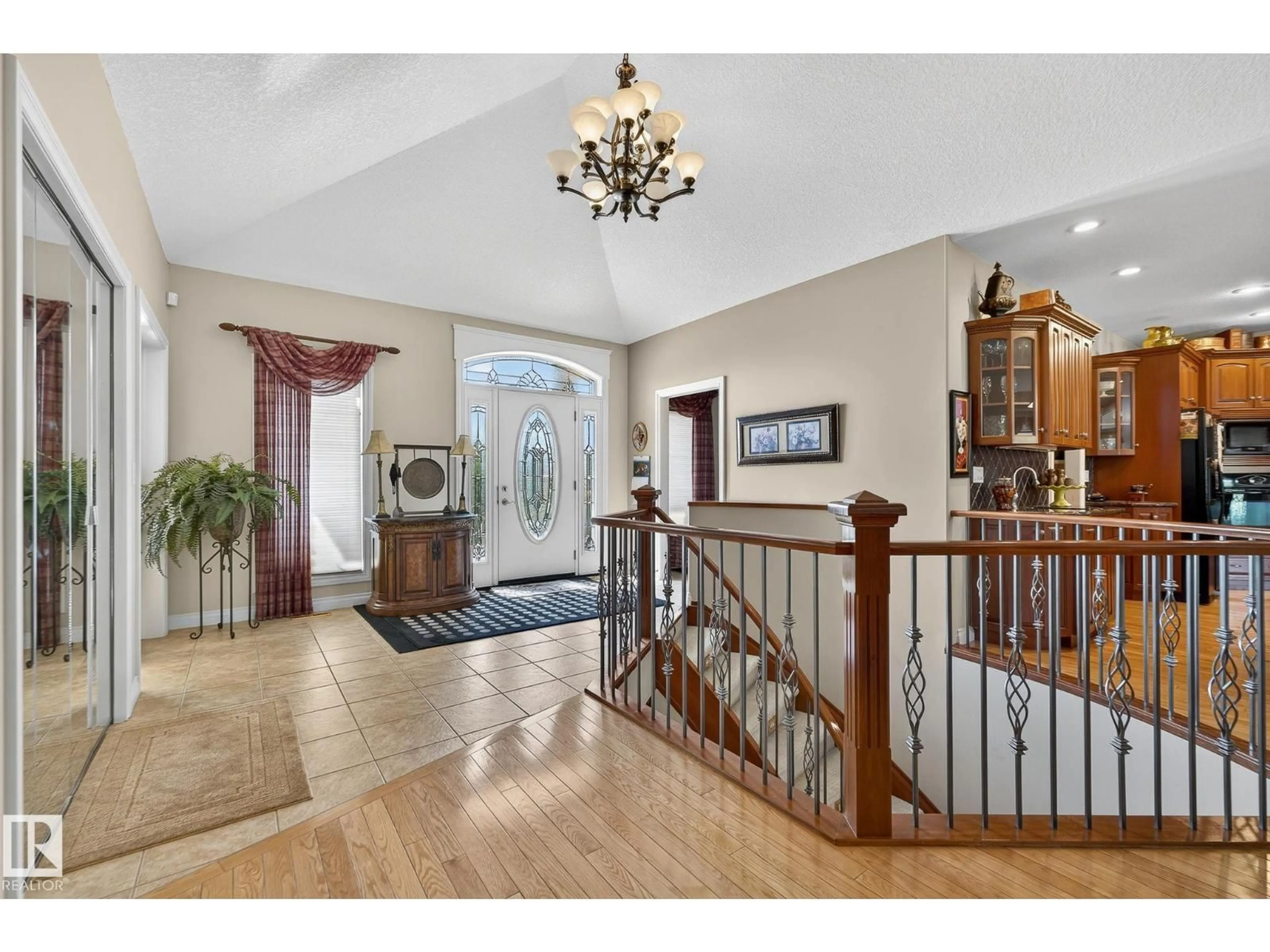 Indoor foyer for 54115 RANGE ROAD 263, Rural Sturgeon County Alberta T8T1A9
