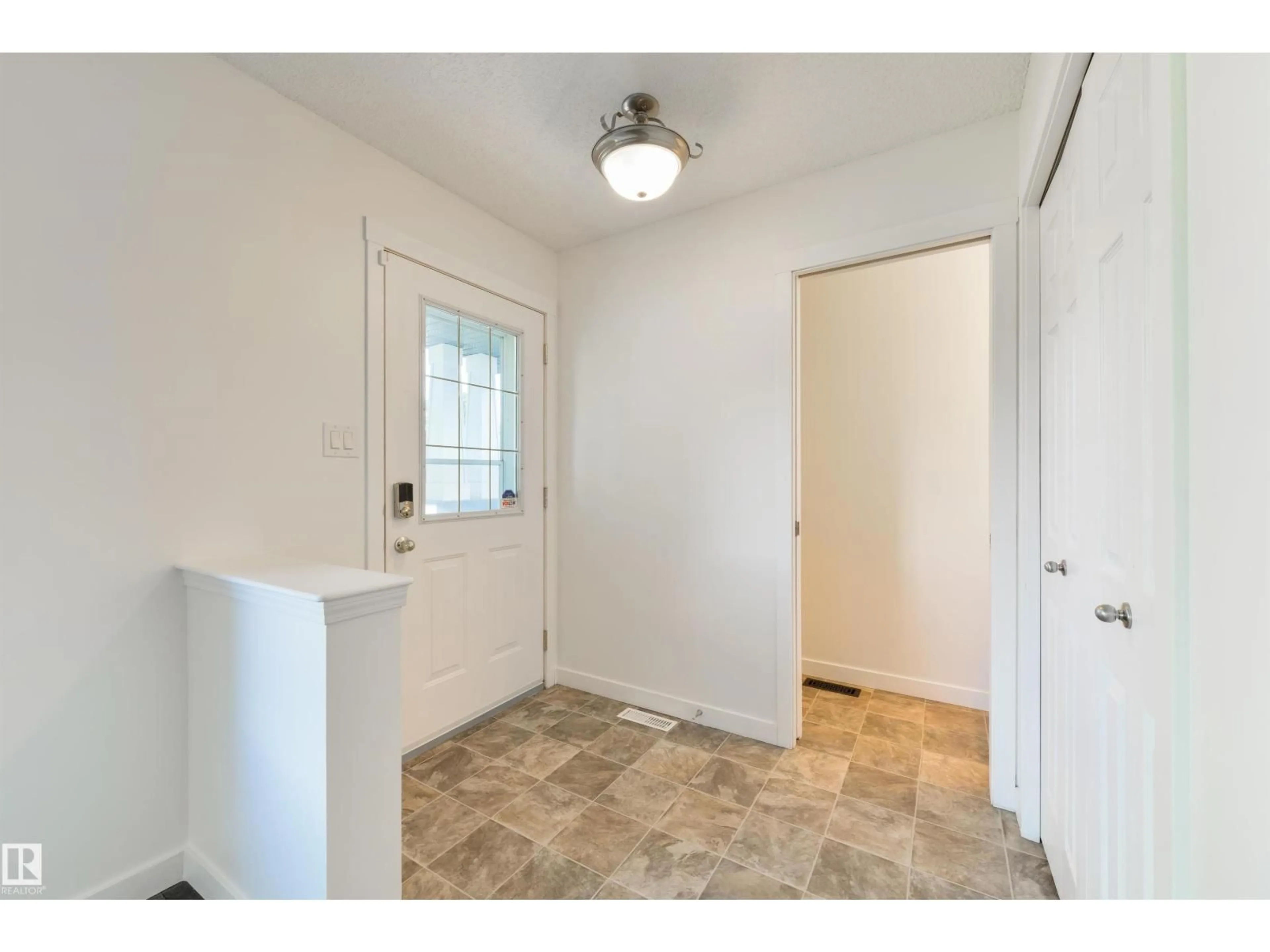 Indoor entryway for 44 HEATHERLANDS WY, Spruce Grove Alberta T7X4L2
