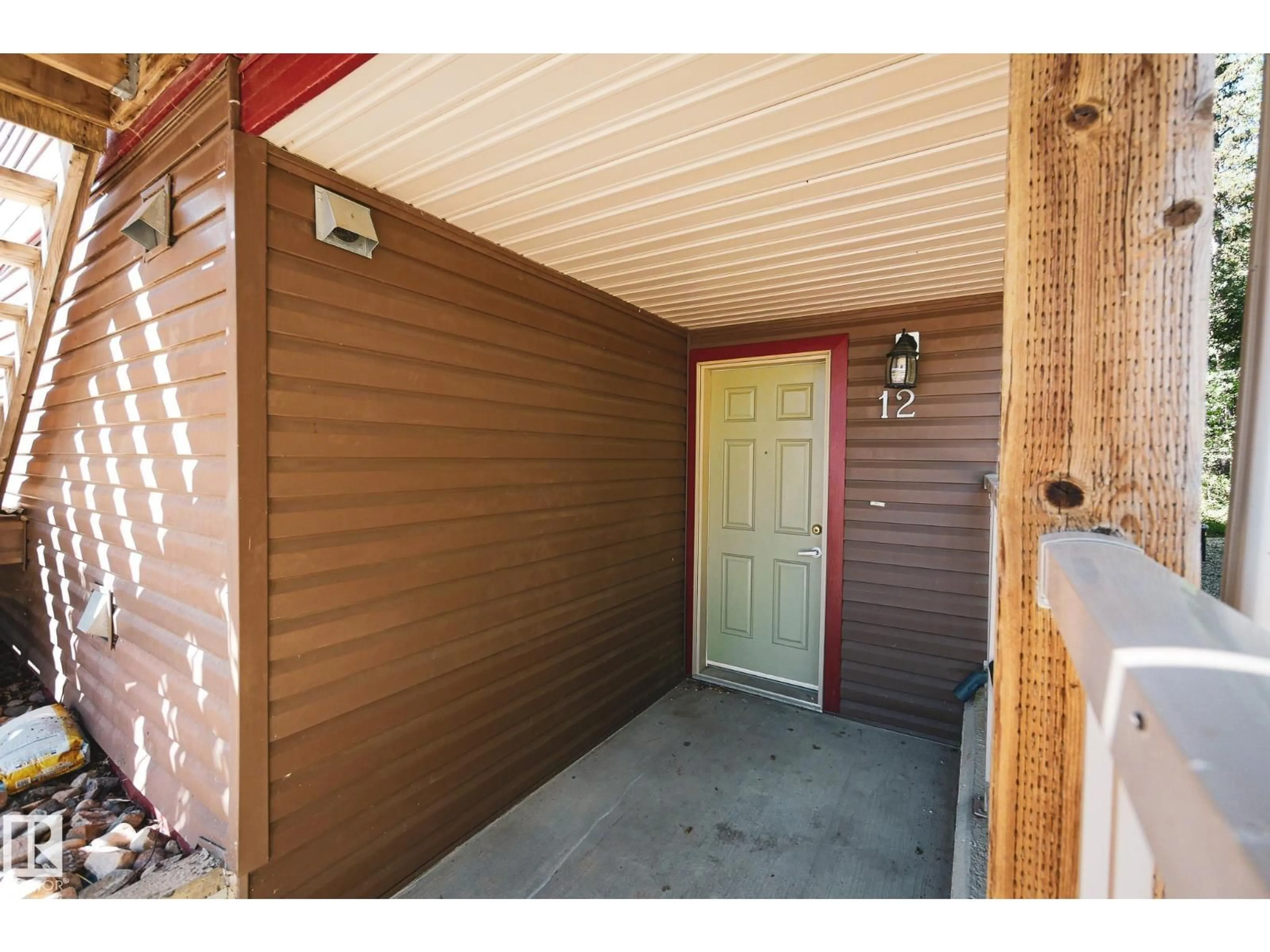 Indoor entryway for 100 - 12 HERON POINT CL, Rural Wetaskiwin County Alberta T0C2V0