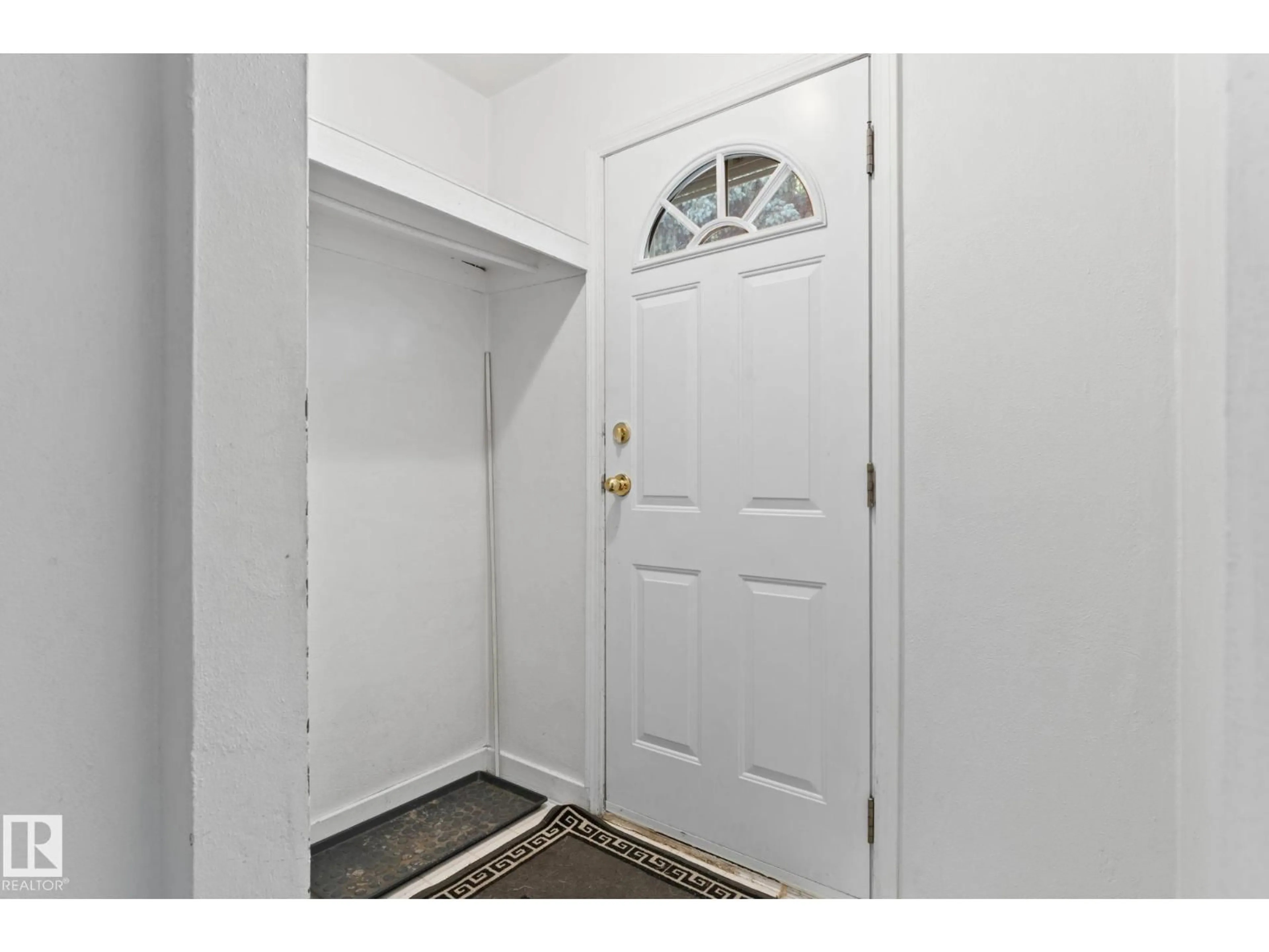 Indoor entryway for 11234 71 AV, Edmonton Alberta T6G0A6