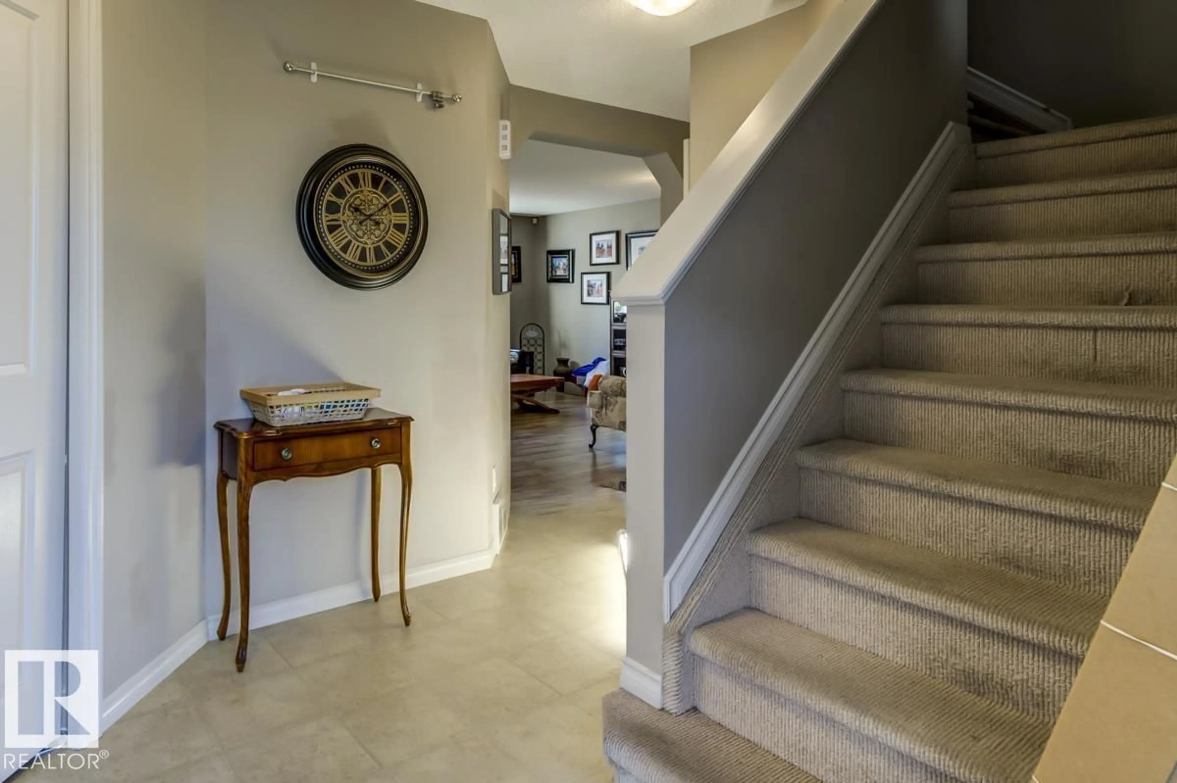 Indoor foyer for 8015 SHASKE DR, Edmonton Alberta T6R3V9
